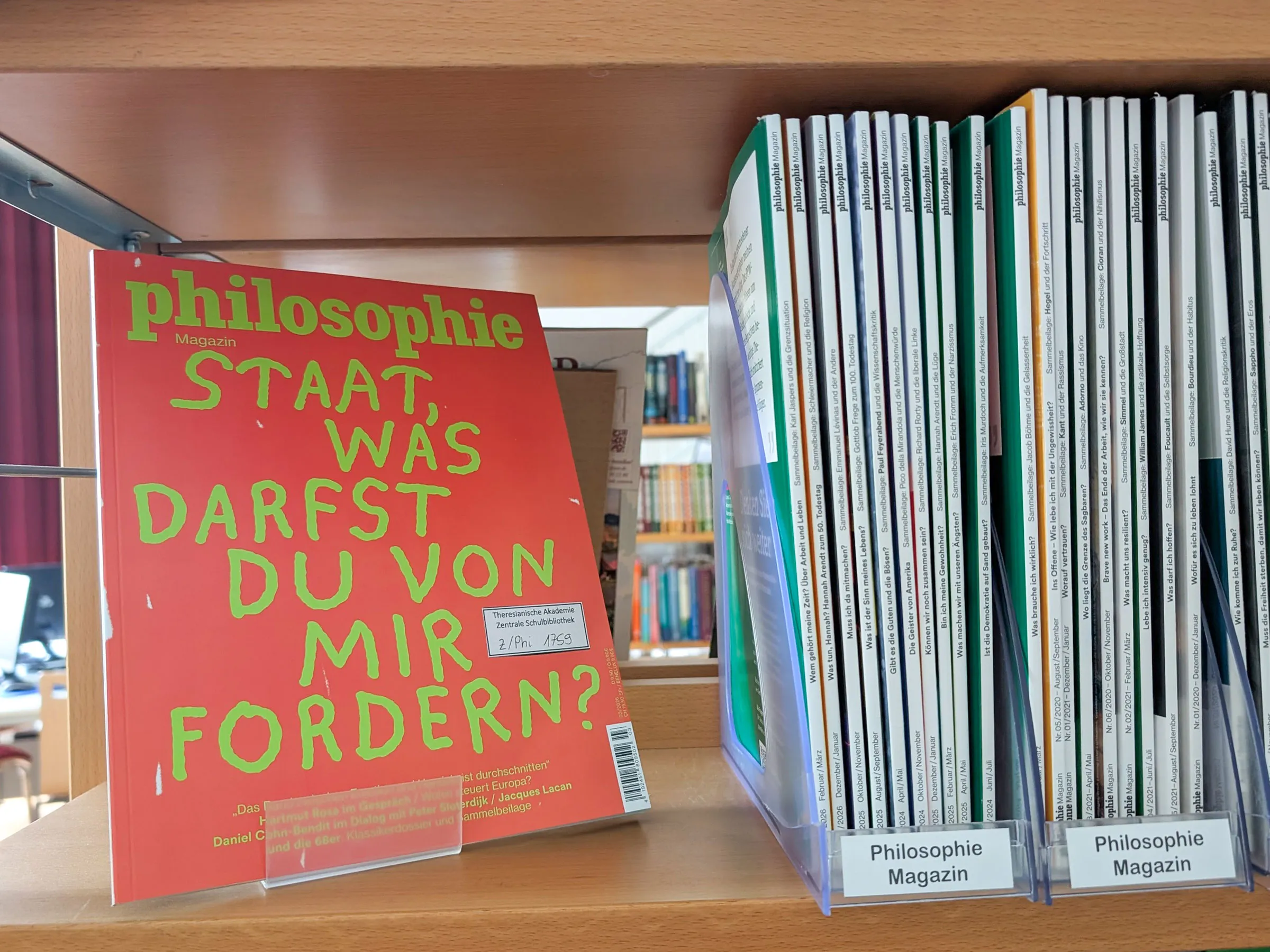 Zeitschriftenmagazin Cover Philosophie mit weiteren Zeitschriften in einem Stehordner daneben