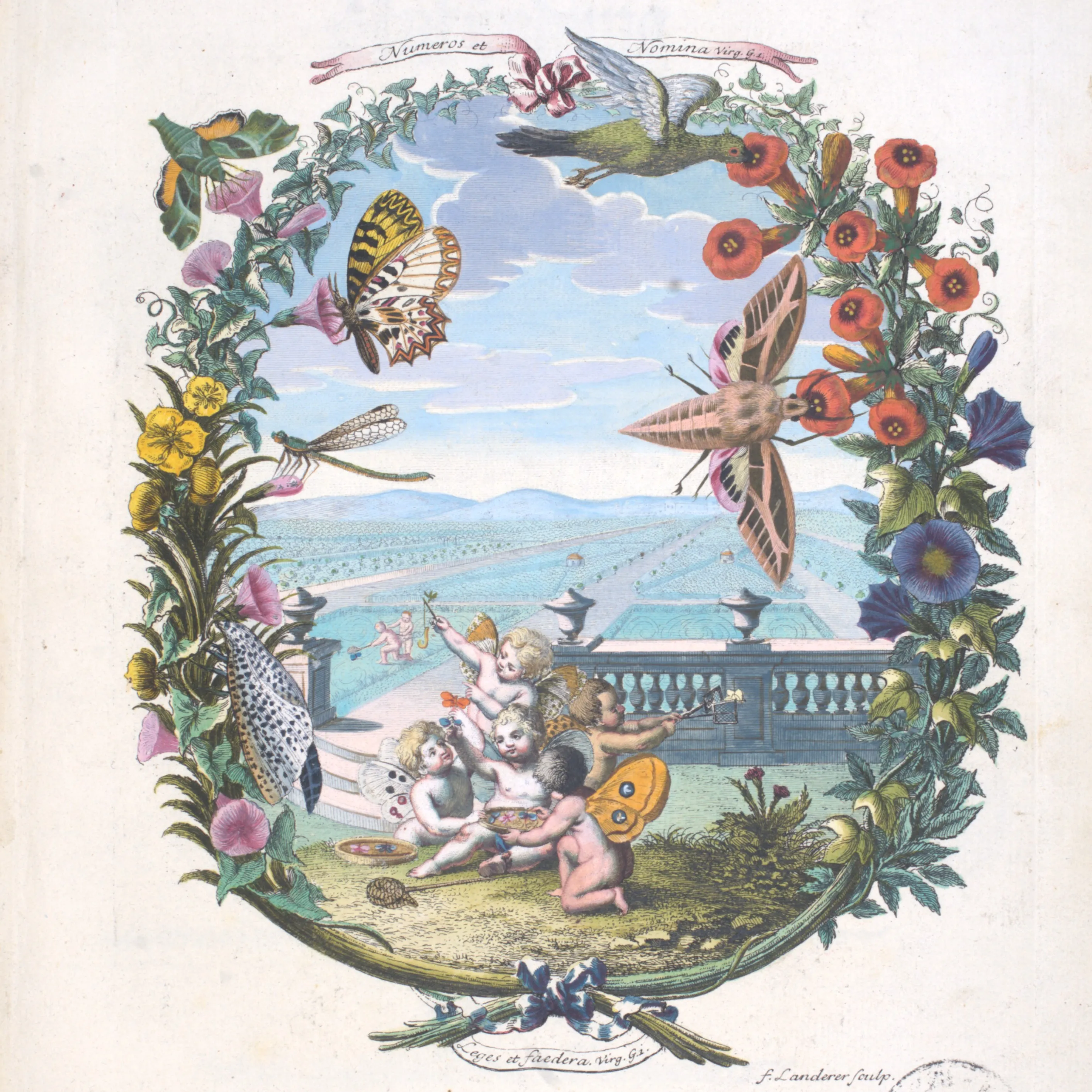 historische Buchseite mit Engelsmotiv auf einer Wiese umrahmt von bunten Blumenranken und Schmetterlingen