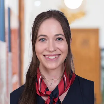 Portrait einer jungen Frau mit dunklen langen Haaren und rot-blauem Seidentuch