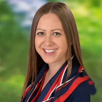 Portrait Foto einer attraktiven freundlich lachenden Frau mit brünetten langen Haaren und einem eleganten blau rot weißem Seidentuch