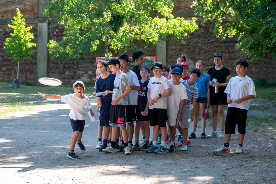 Gruppe von Burschen einer von ihnen wirft eine Frisbee Scheibe