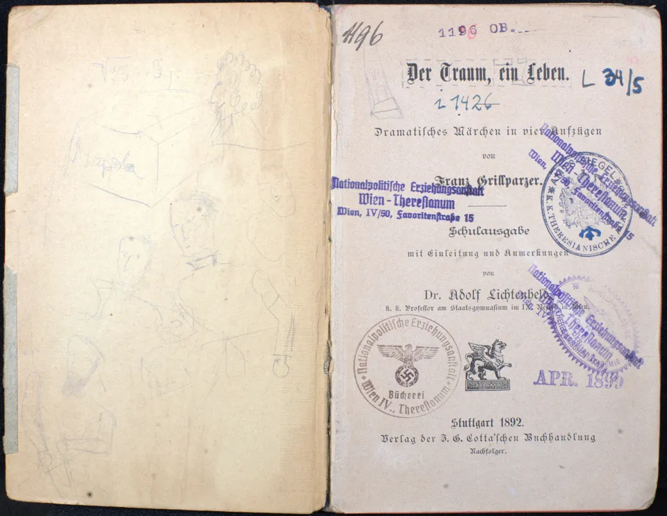 Seite eins des Buches Der Traum, ein Leben mit Stempeln und Referenznummern versehen
