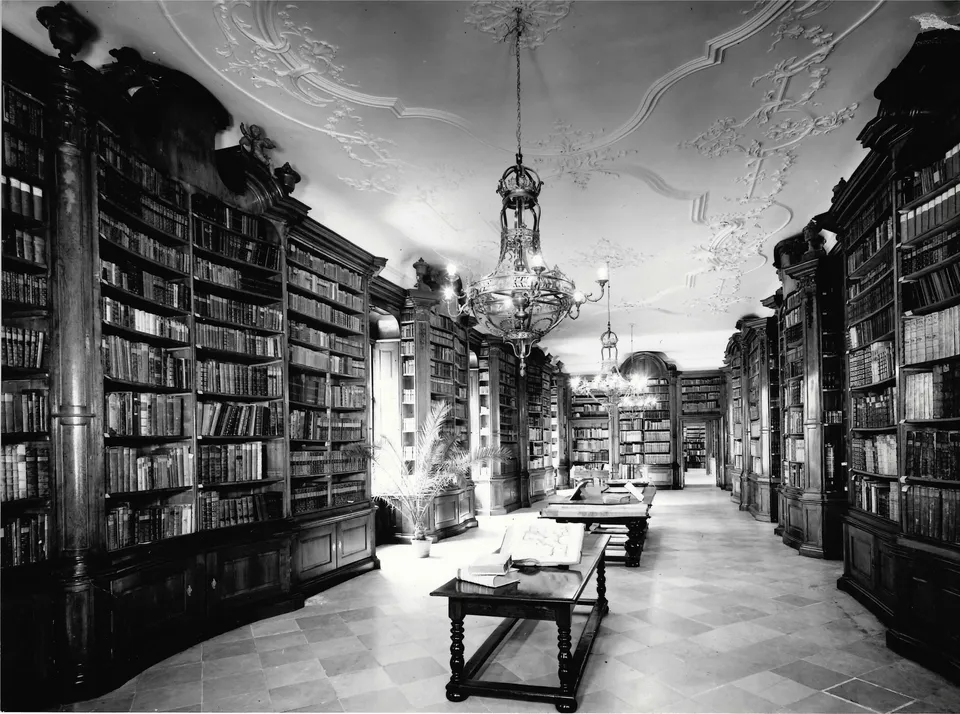 historische Bibliothek im barocken Stil mit Luster und Marmorboden in schwarz weiß