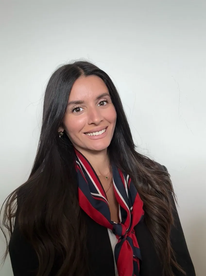 Junge Frau mit dunklen langen Haaren und elegantem Seidentuch in rot weiß blau