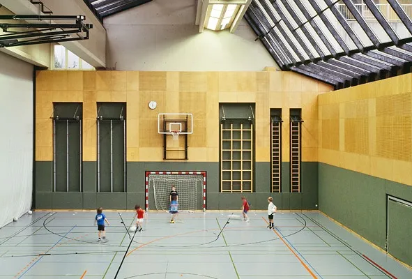 Sporthalle mit Kindern Fußball spielend