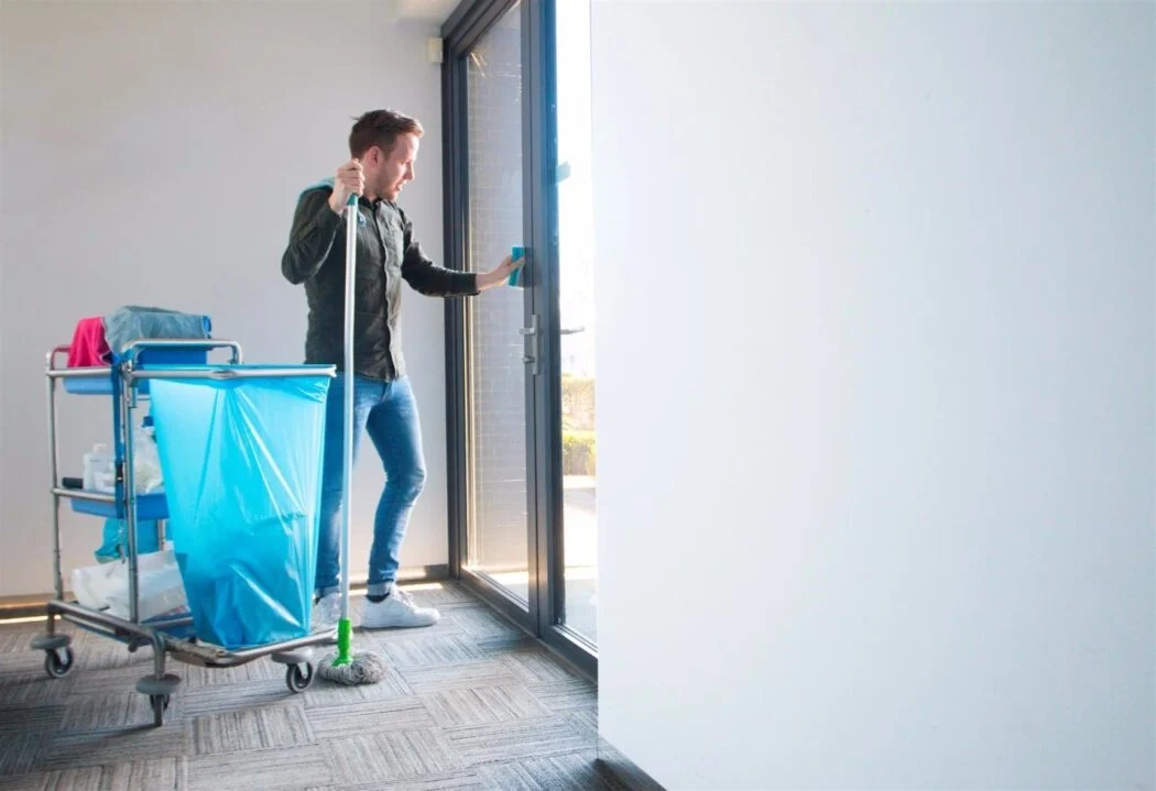 waarmee houten kozijnen schoonmaken