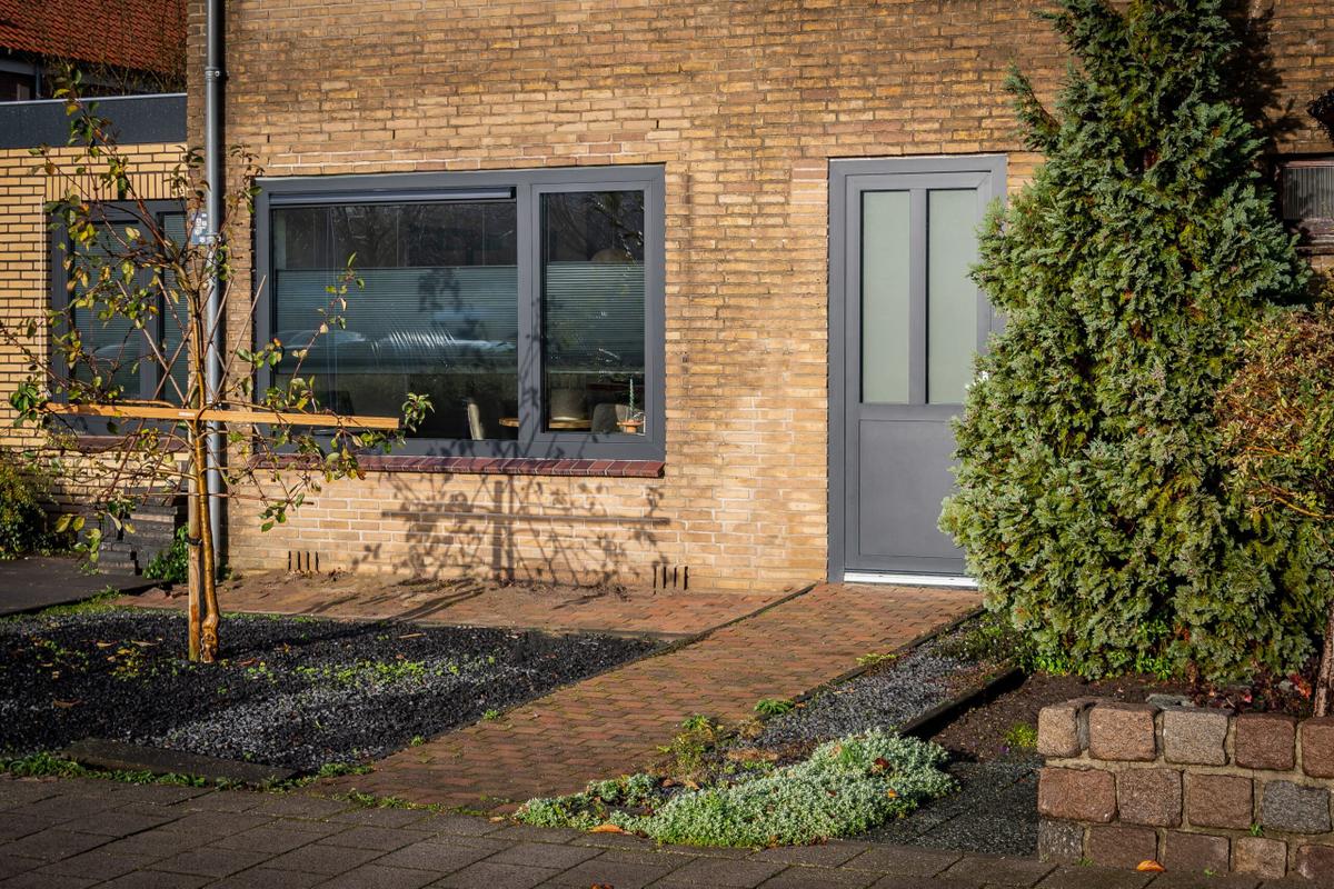 Aluminium deur met glas en paneel