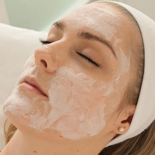 Frau bei einer Gesichtsbehandlung mit aufgetragener Maske in der Ordination RiederKager.