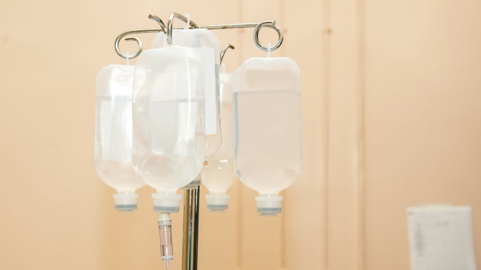 Infusionsflaschen an einem Ständer, bereit für medizinische Behandlungen in der Ordination RiederKager.
