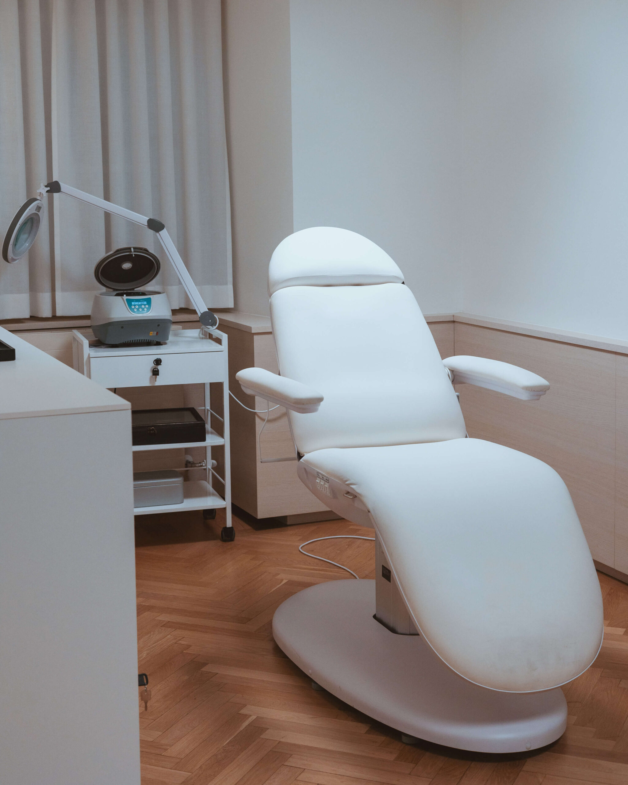 Behandlungsstuhl in einem modern eingerichteten Behandlungsraum der Ordination RiederKager.