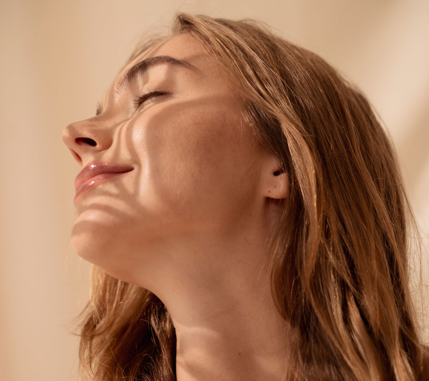 Eine junge Frau mit schöner Haut, zur Veranschaulichung des Themas Hautqualität