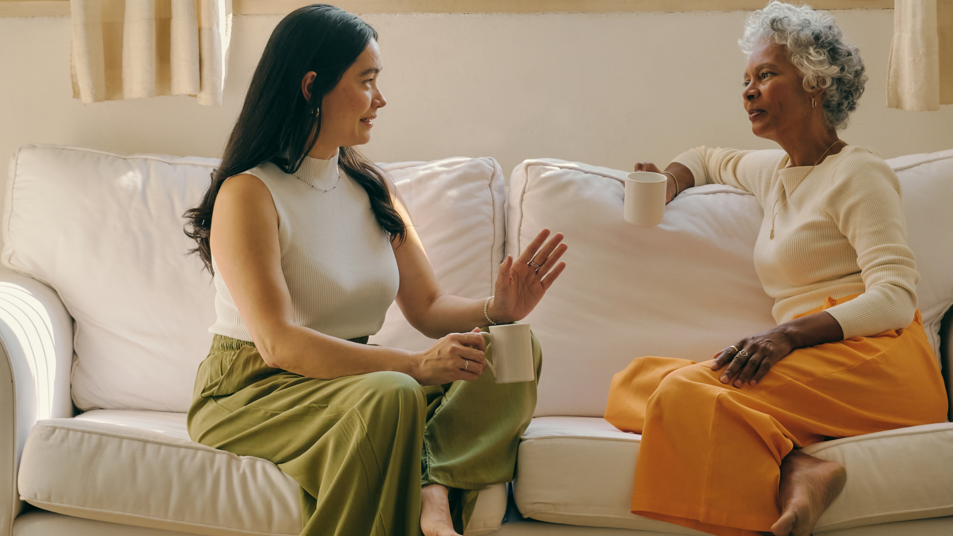 Women talking about early pregnancy symptoms