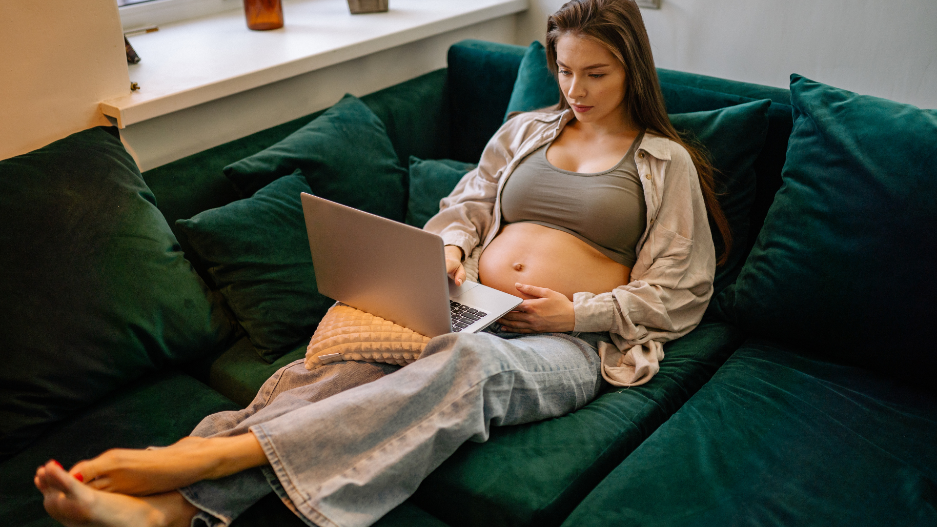 pregnant woman reading about geritol online