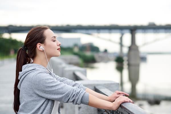 Mindlessness versus mindfulness (and why you need both in your life)