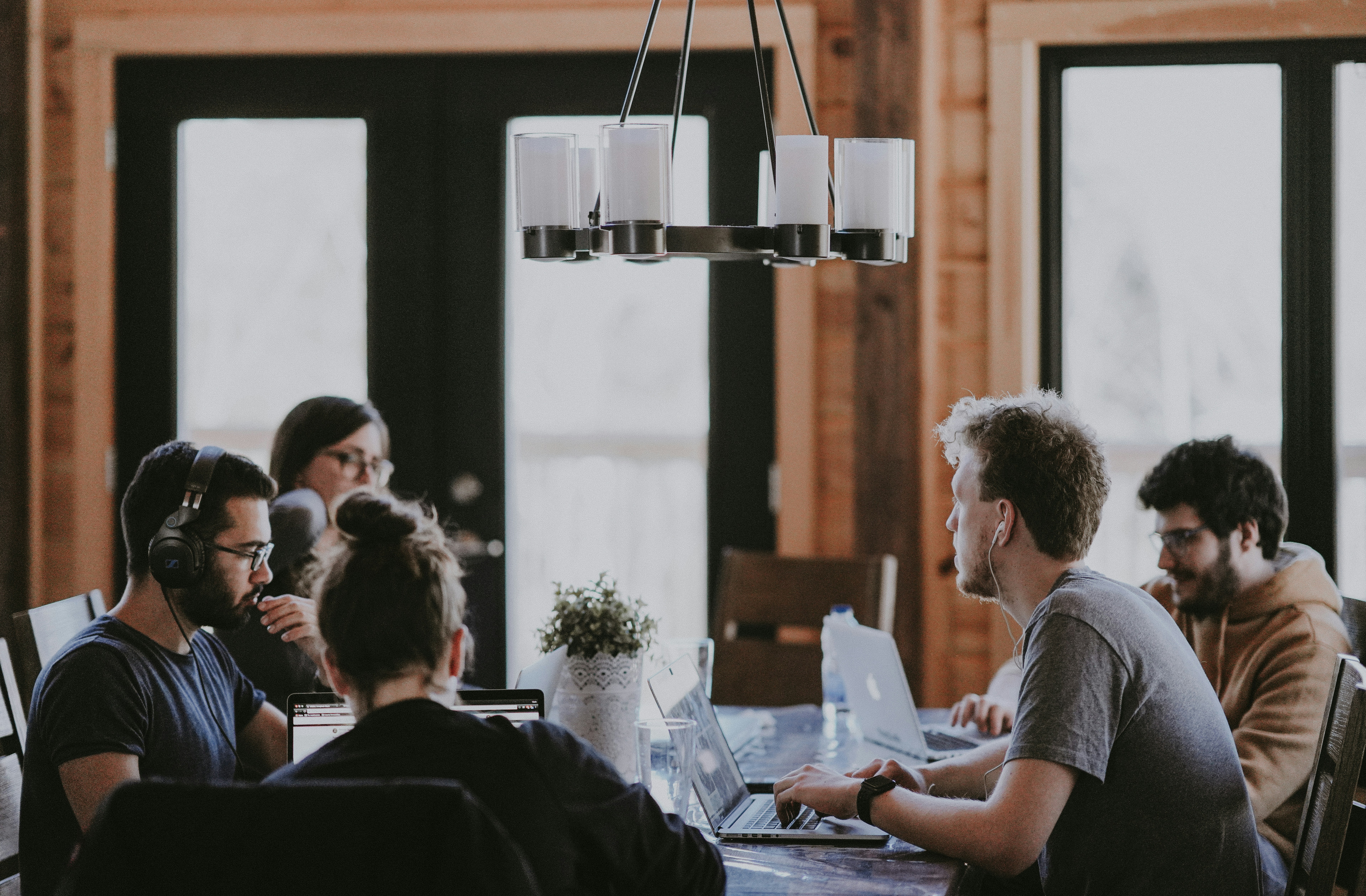 Freelance ou agence à Rennes : qui choisir pour votre outil métier ?