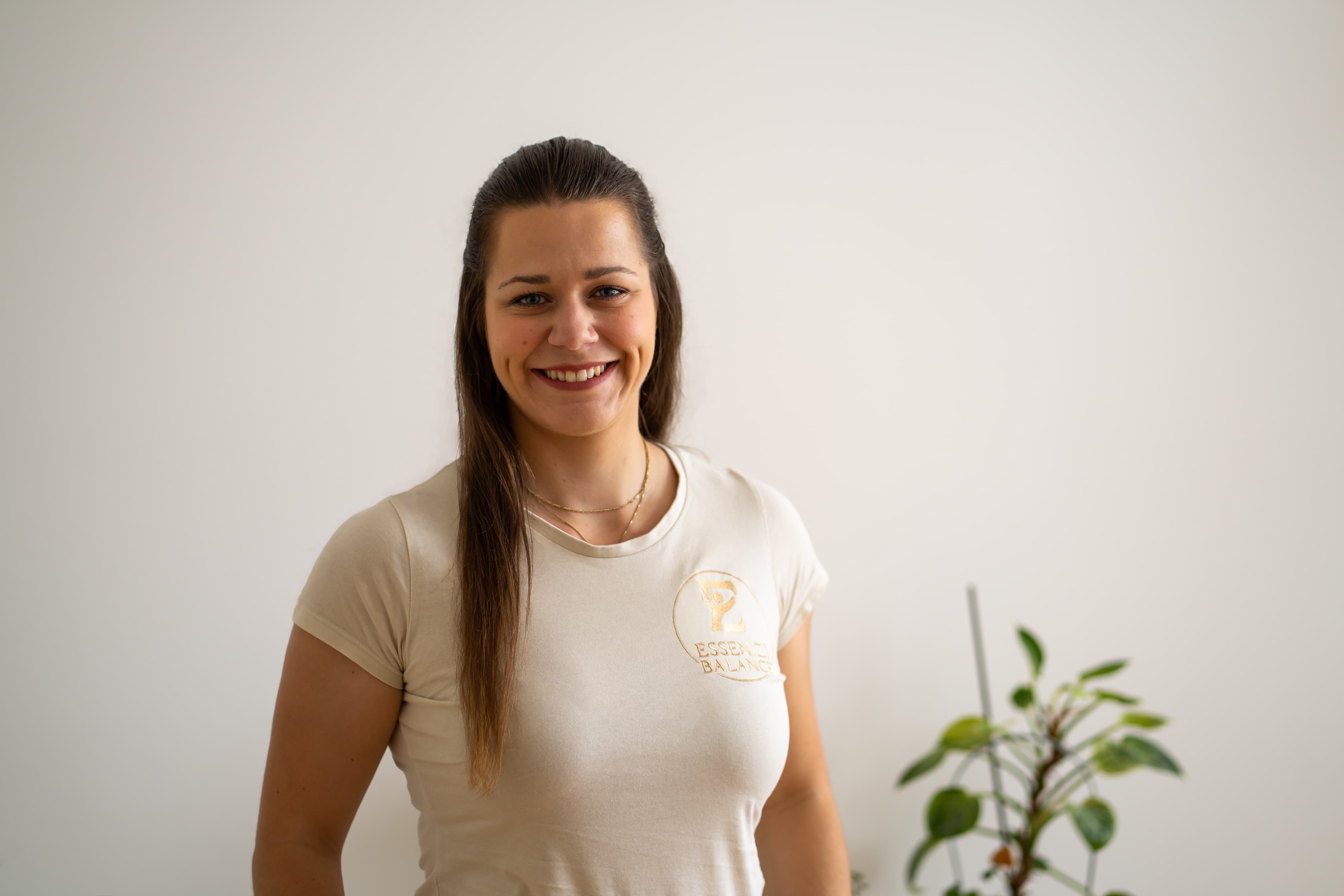 Jessica Fauster von Essence Balance lächelt in einem hellen Beratungsraum