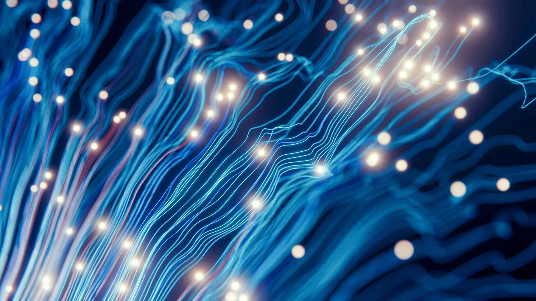 Leuchtende, blaue Fasern und Lichtpunkte auf dunklem Hintergrund, die Datenübertragung oder digitale Vernetzung symbolisieren.