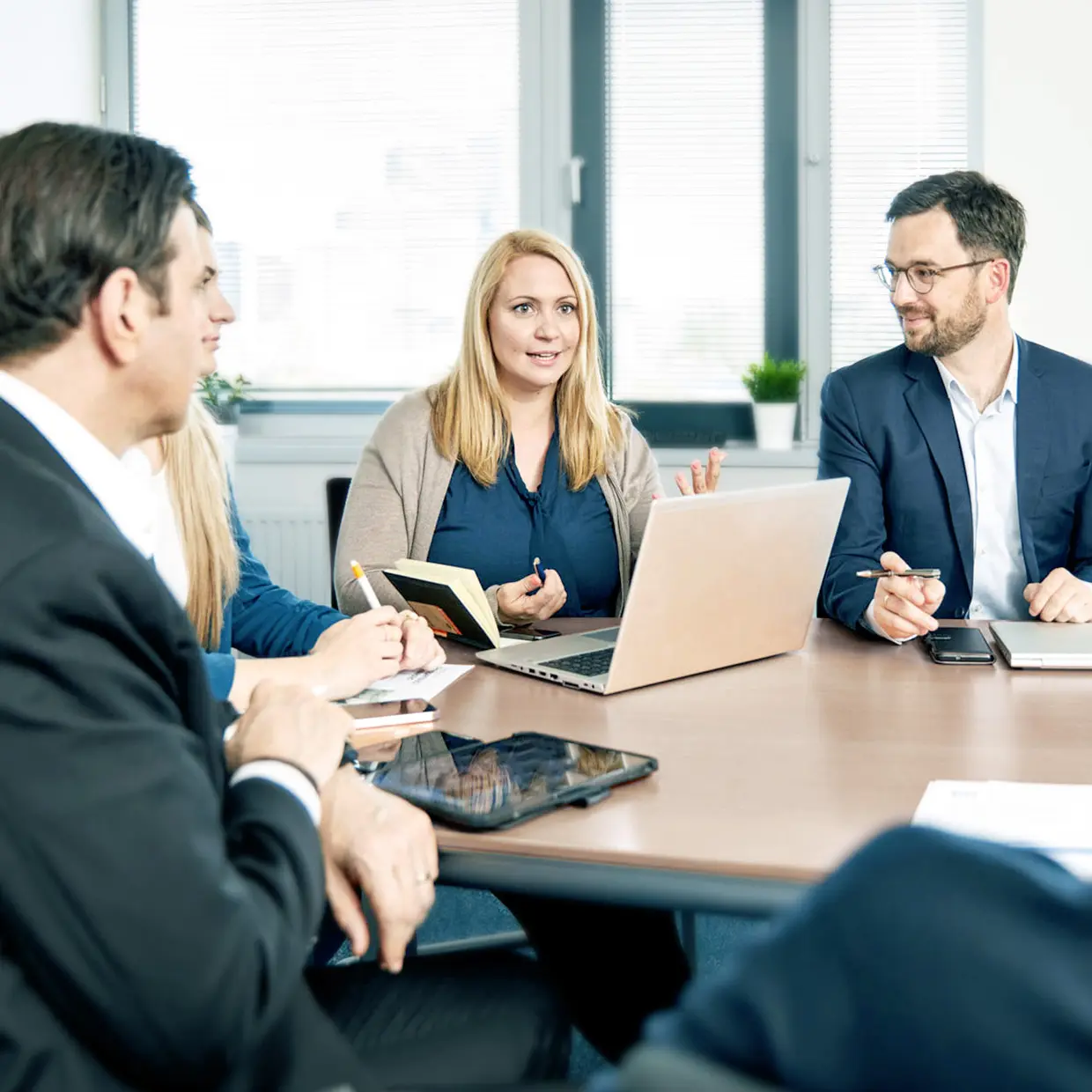 Ein Team von pressrelations Österreich gemeinsam am Konferenztisch