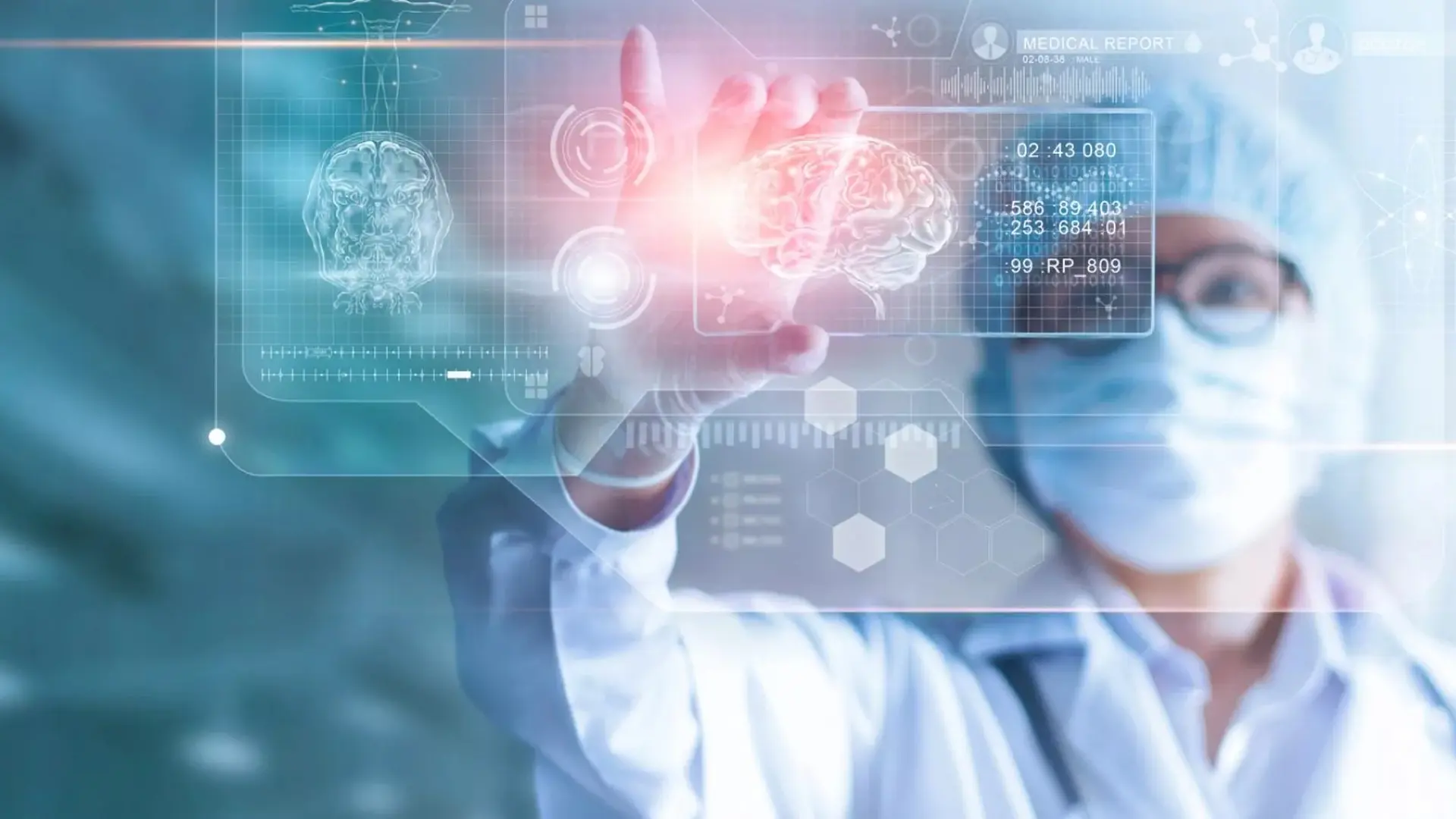 Forscherin in OP-Kleidung bedient ein holografisches Interface mit Gehirn-Scan und Datenprojektionen.