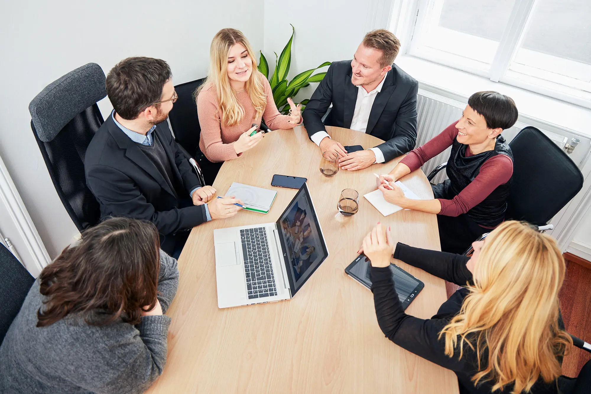 Ein Team von pressrelations Österreich gemeinsam am Konferenztisch