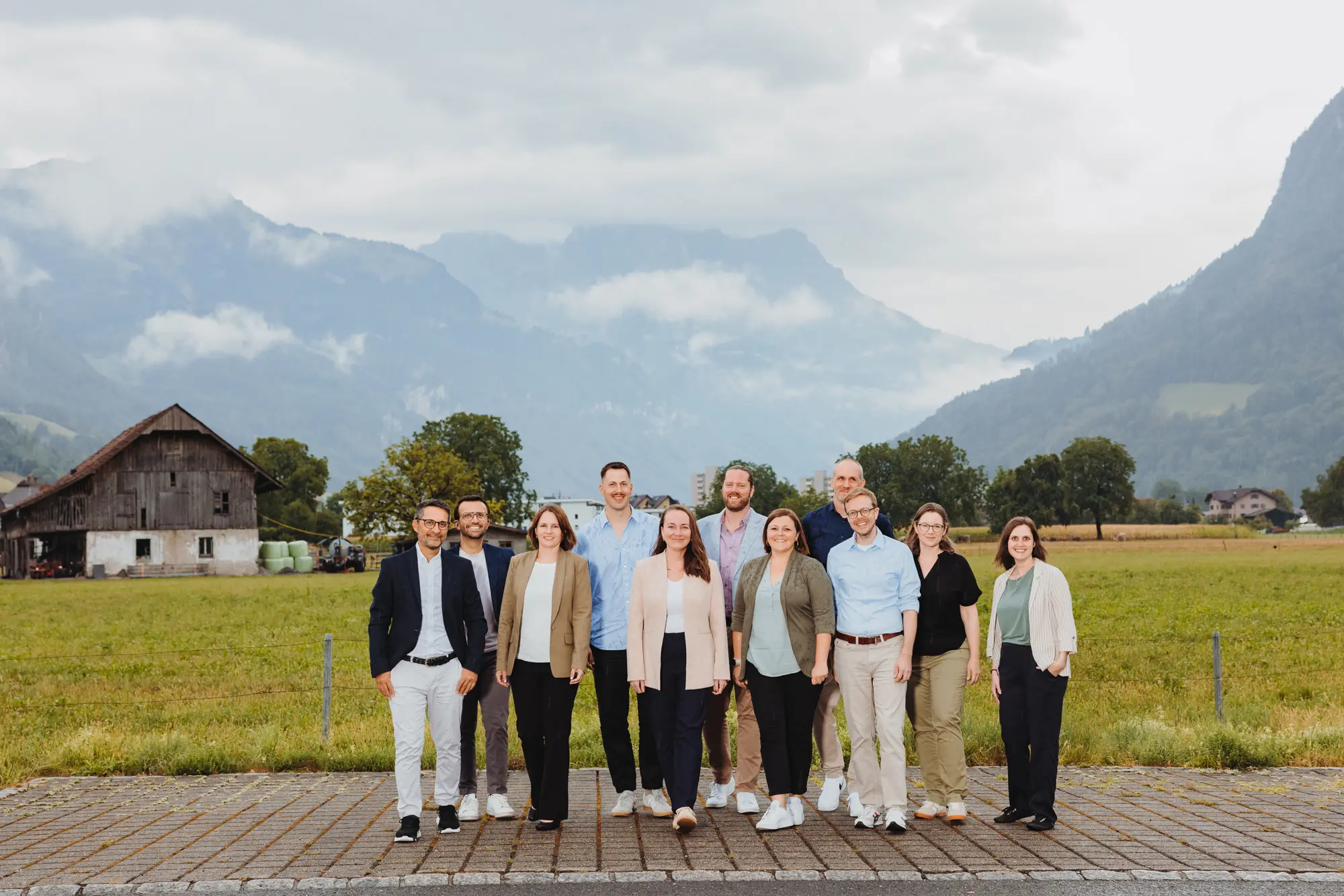 Gruppenfoto des Teams von pressrelations Schweiz vor den Stanser Bergen