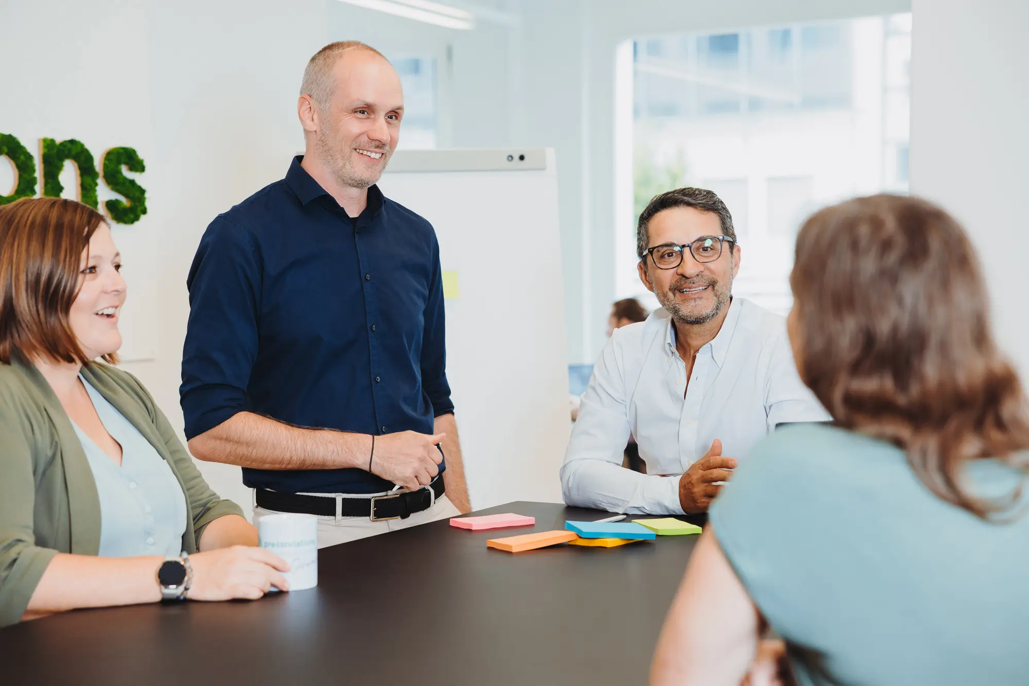 Das Team von pressrelations Schweiz in einem gemeinsamen Workshop mit farbigen Notizzetteln im Büro.