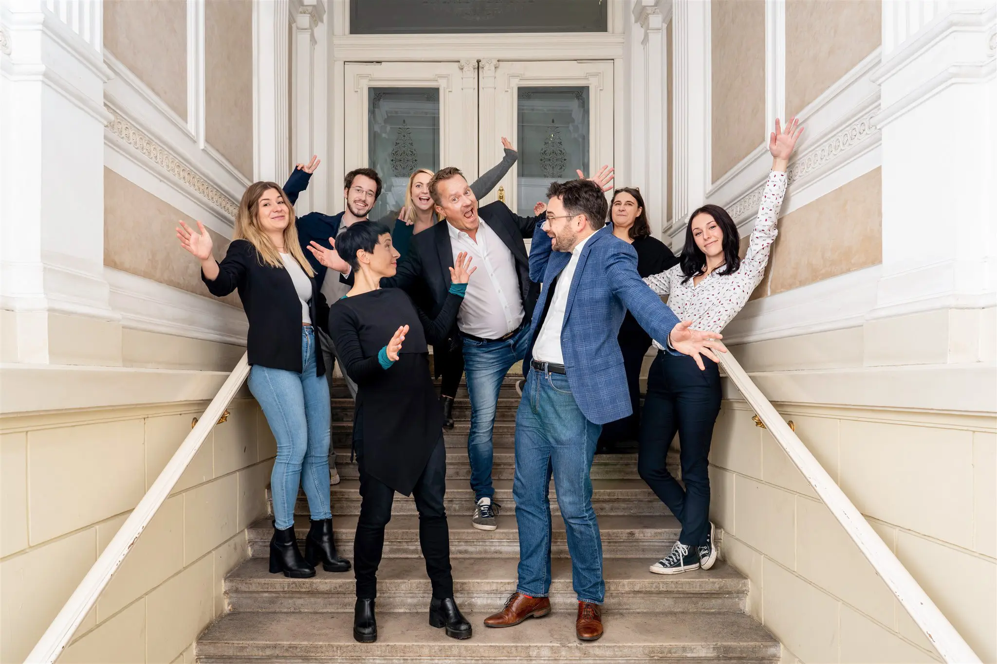 Das Team von pressrelations Österreich auf der Treppe zum Wiener Büro