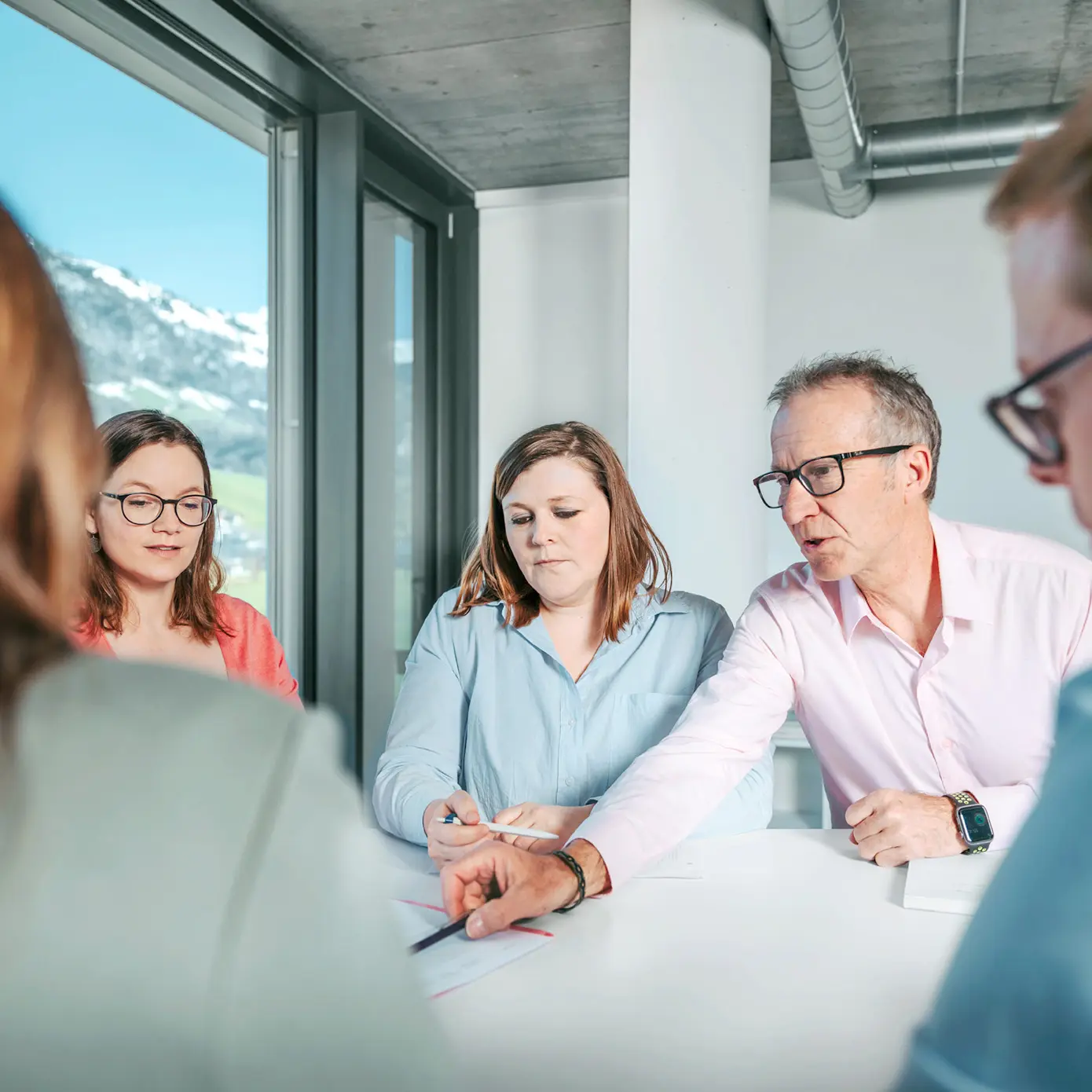 Ein Team beim diskutieren eines Themas im Stanser Büro