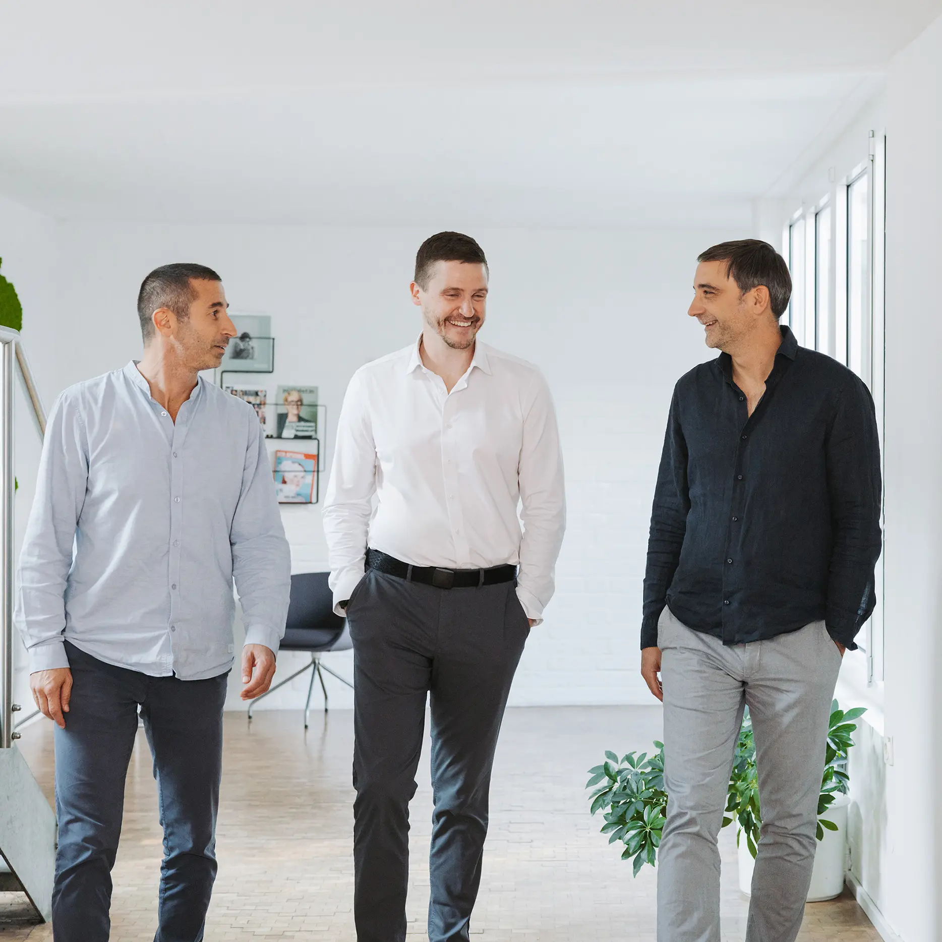 Head of Global Business Development Johannes Burk mit den beiden Co-Geschäftsführern der pressrelations Group (Fady El-Murr und Jens Schmitz)
