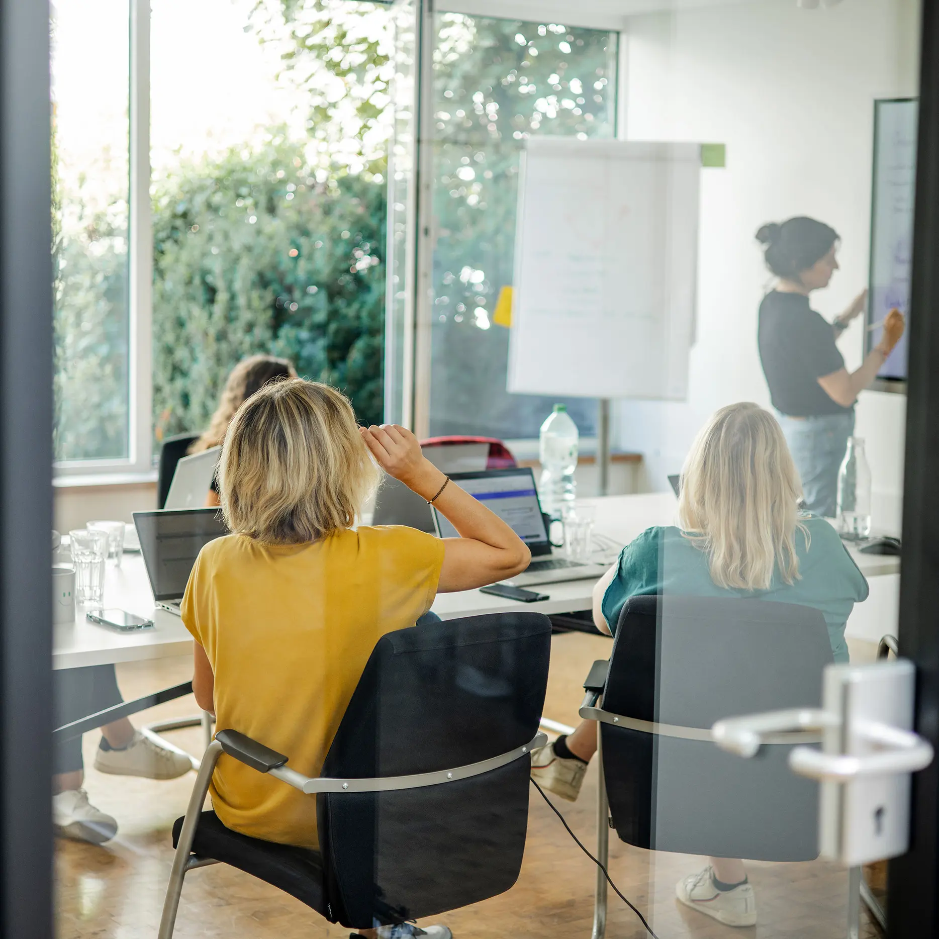 PR-Team wertet Medientrends am Whiteboard aus