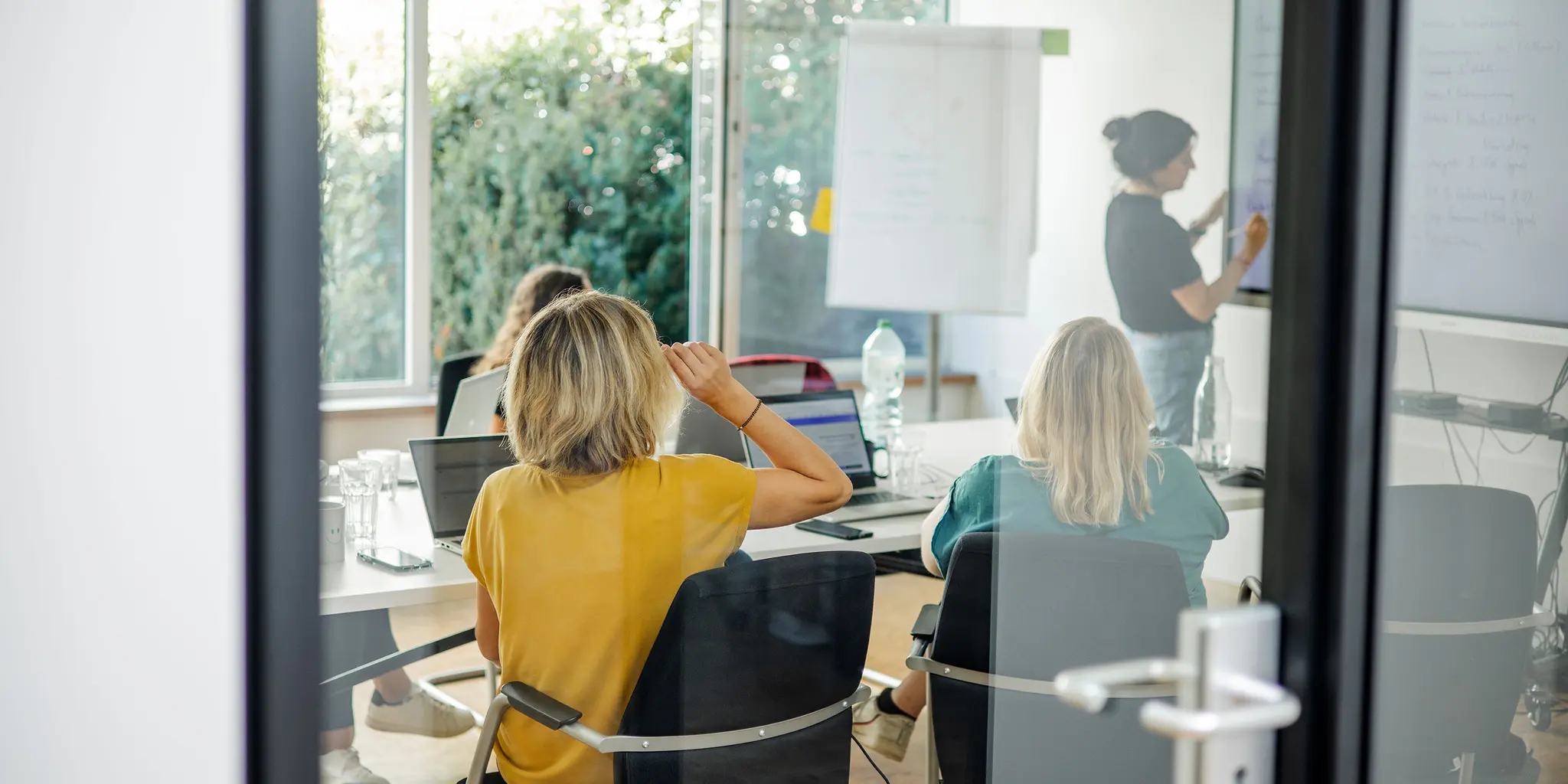 PR-Team wertet Medientrends am Whiteboard aus
