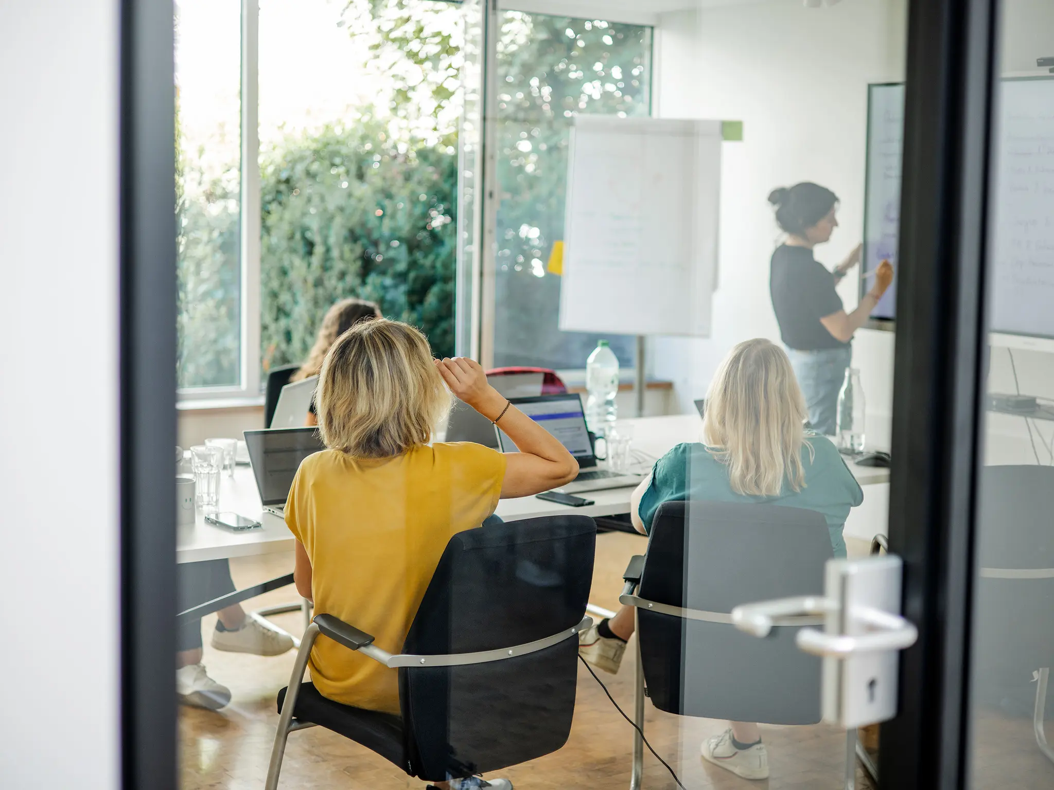 PR-Team wertet Medientrends am Whiteboard aus
