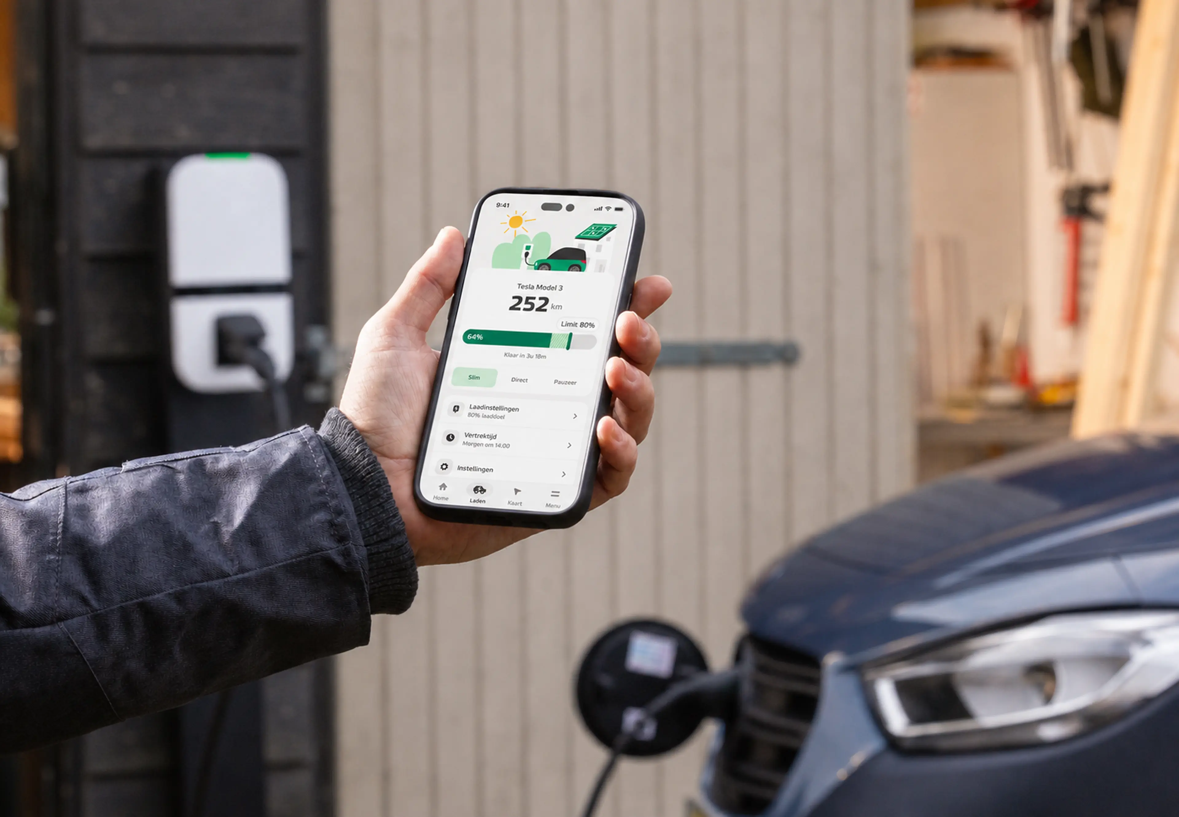Hand met de Eneco eMobility app voor een elektrische auto