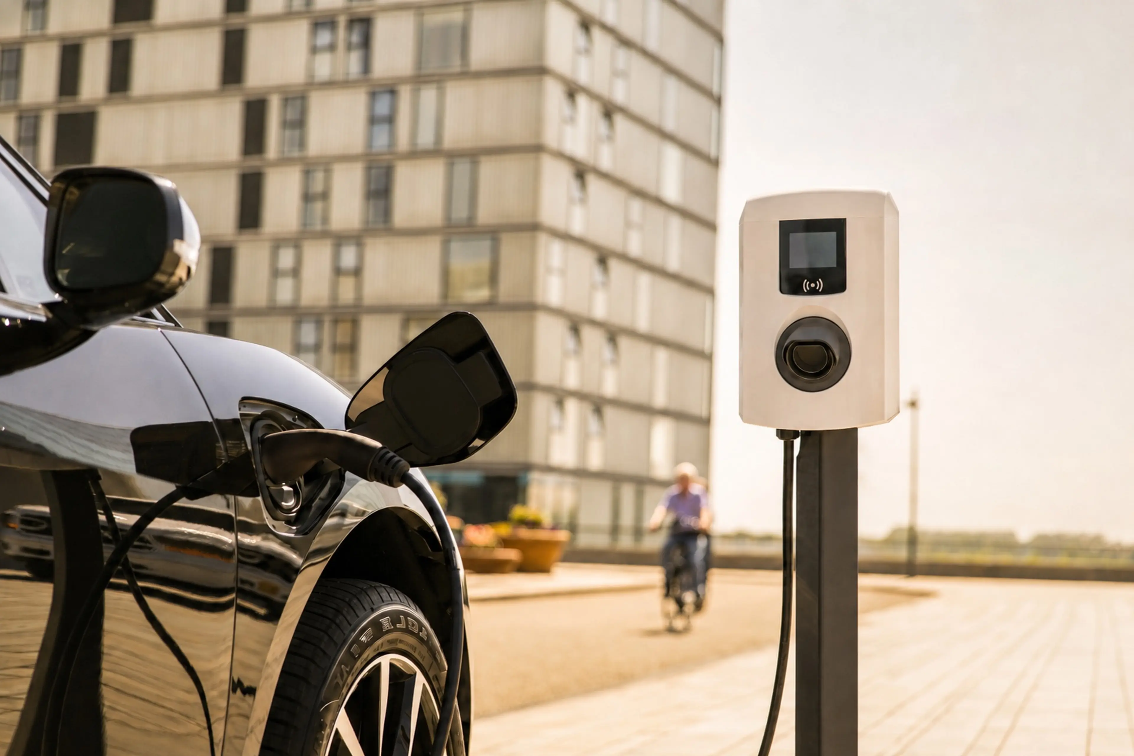 Alfen Eve Single Pro-Line op een paal met een ladende elektrische auto