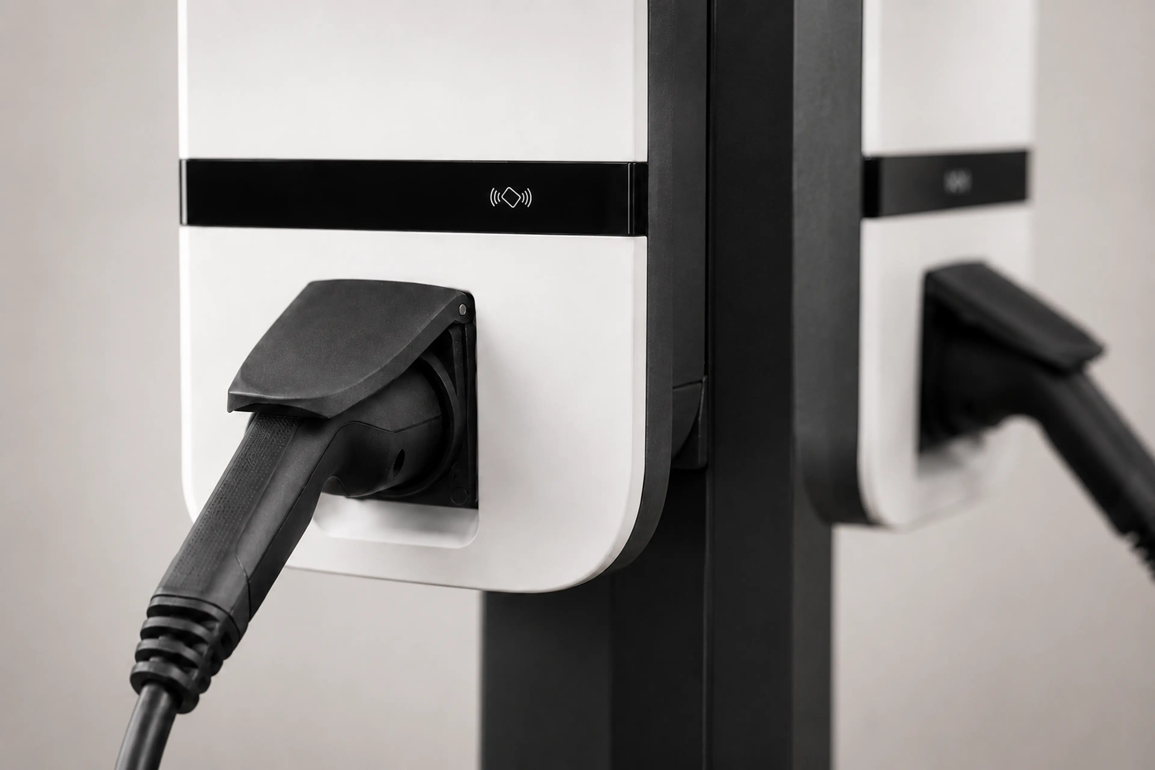 Stopcontact van de Eneco Connectric Twin met ingestoken stekker