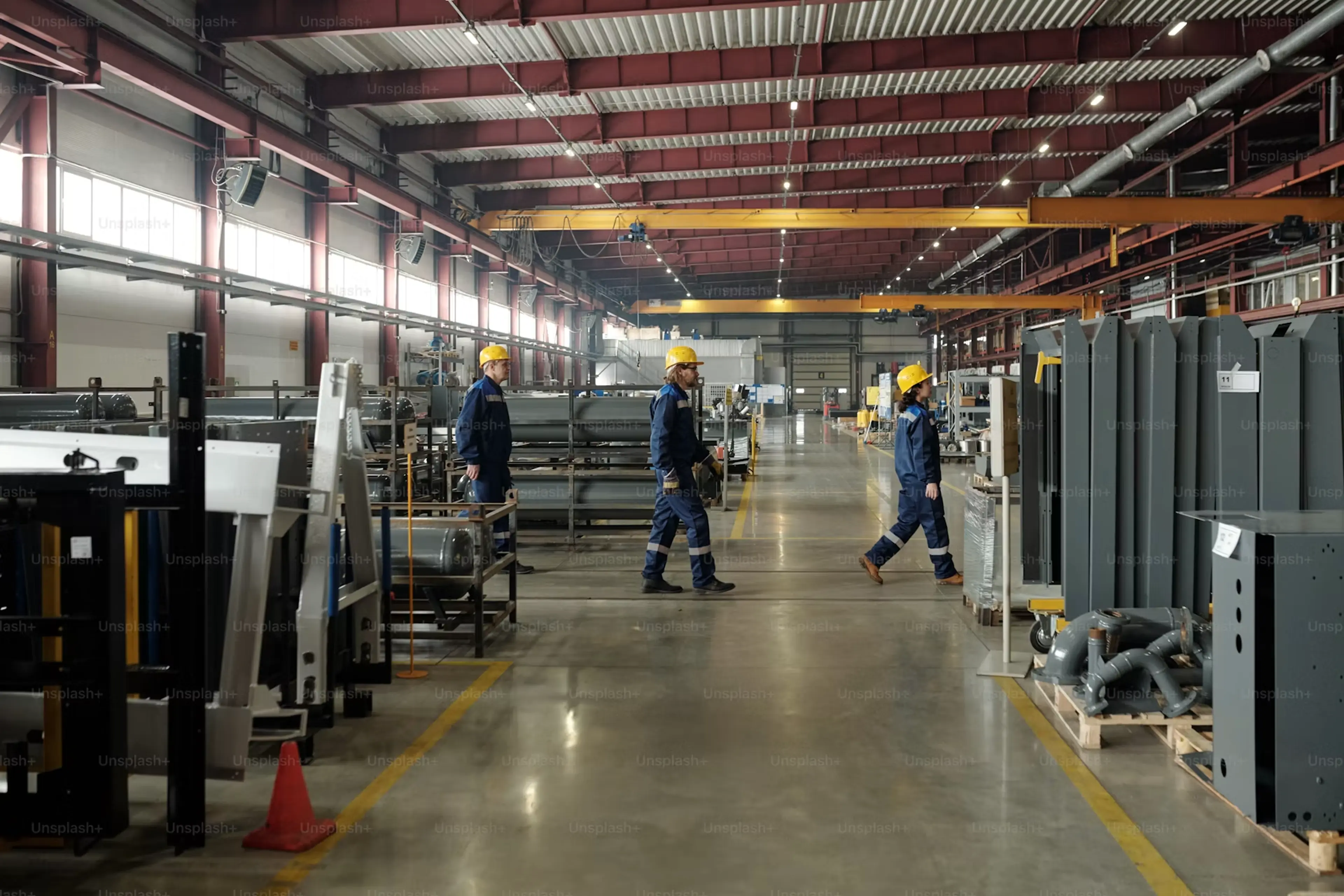 Medewerkers in een industriële hal