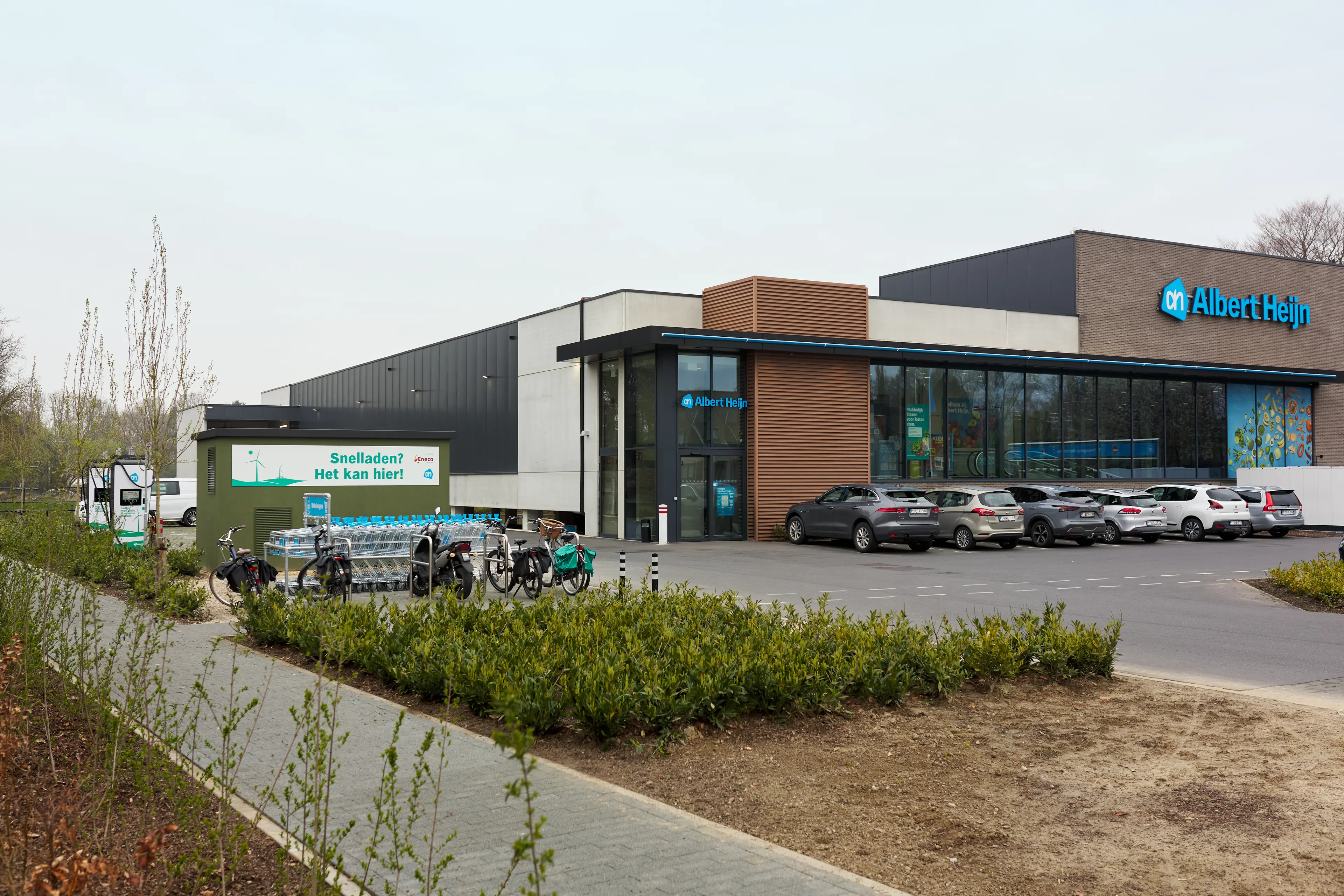 Laadpunten op de parkeerplaats van een Albert Heijn-winkel