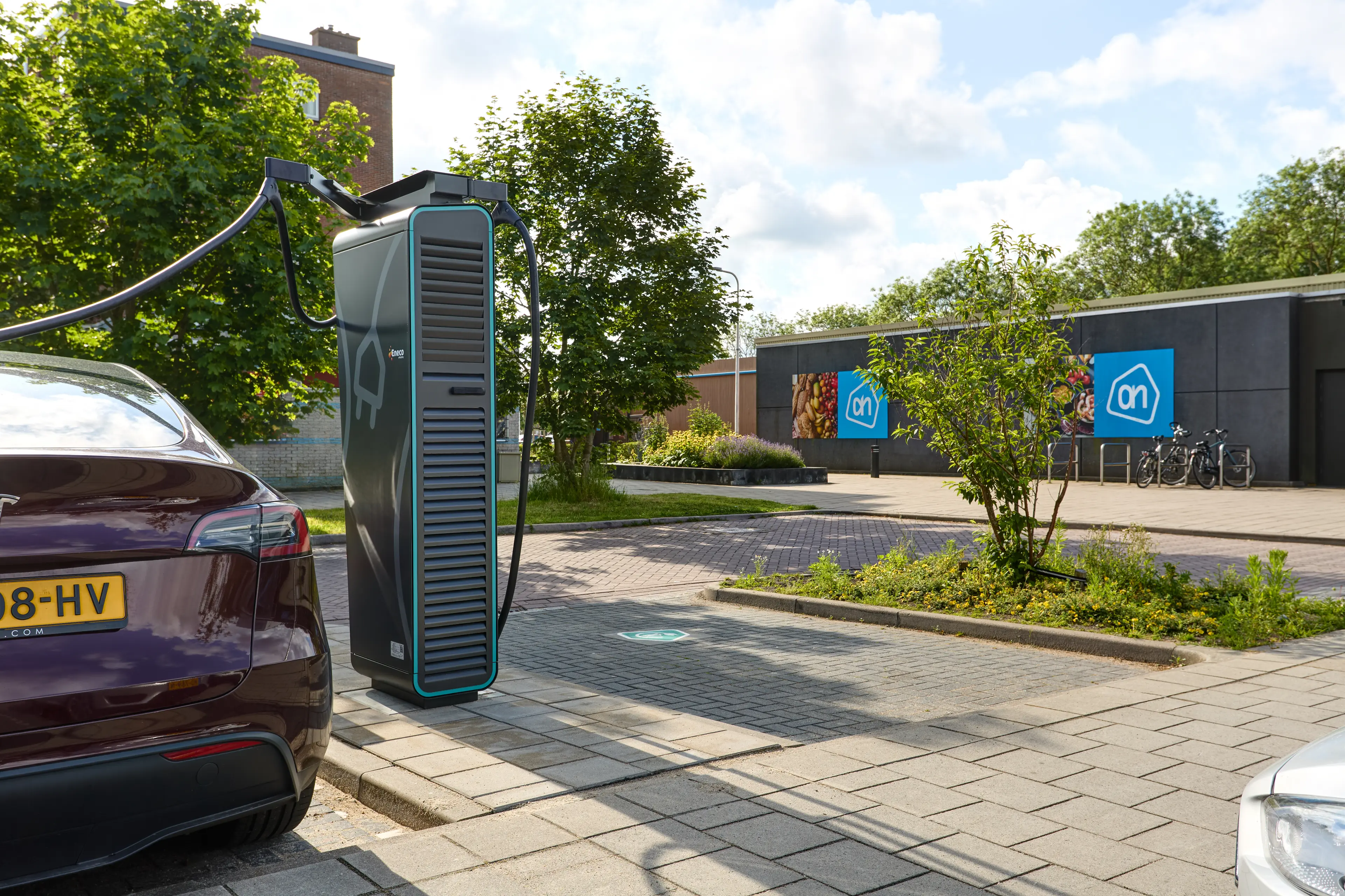 Albert Heijn Waddinxveen auto aan lader
