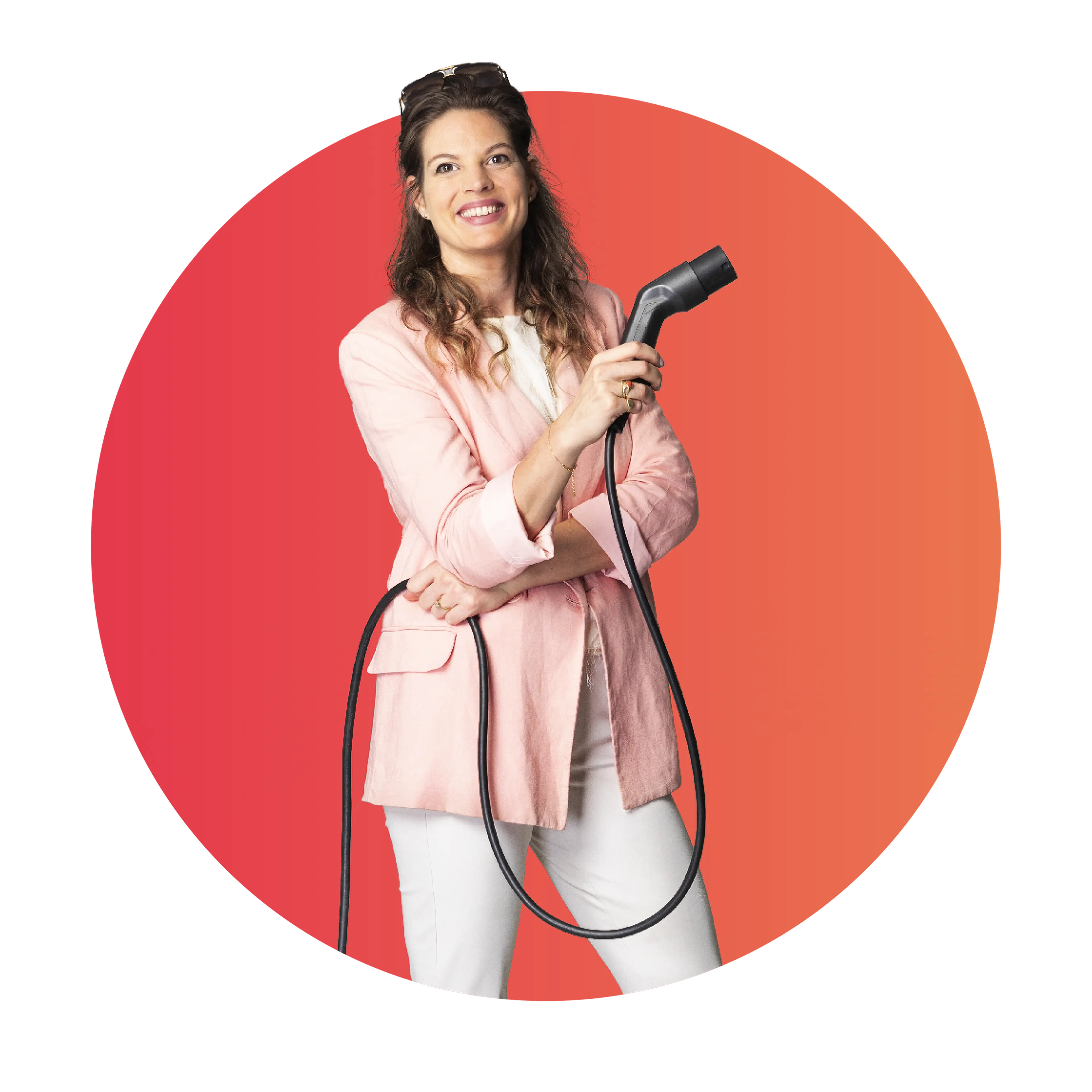 Een vrouw met een föhn poseert in een ronde achtergrond. / A woman with a hairdryer poses against a round background.