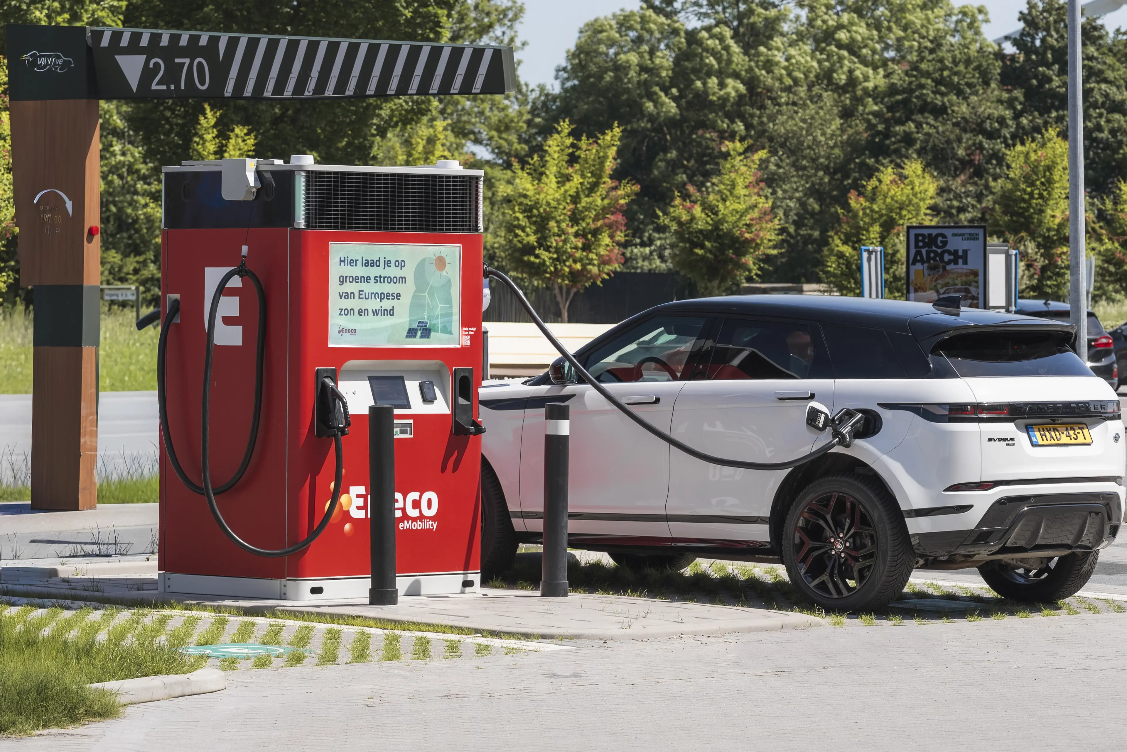 Eneco snellader met een elektrische auto die oplaadt