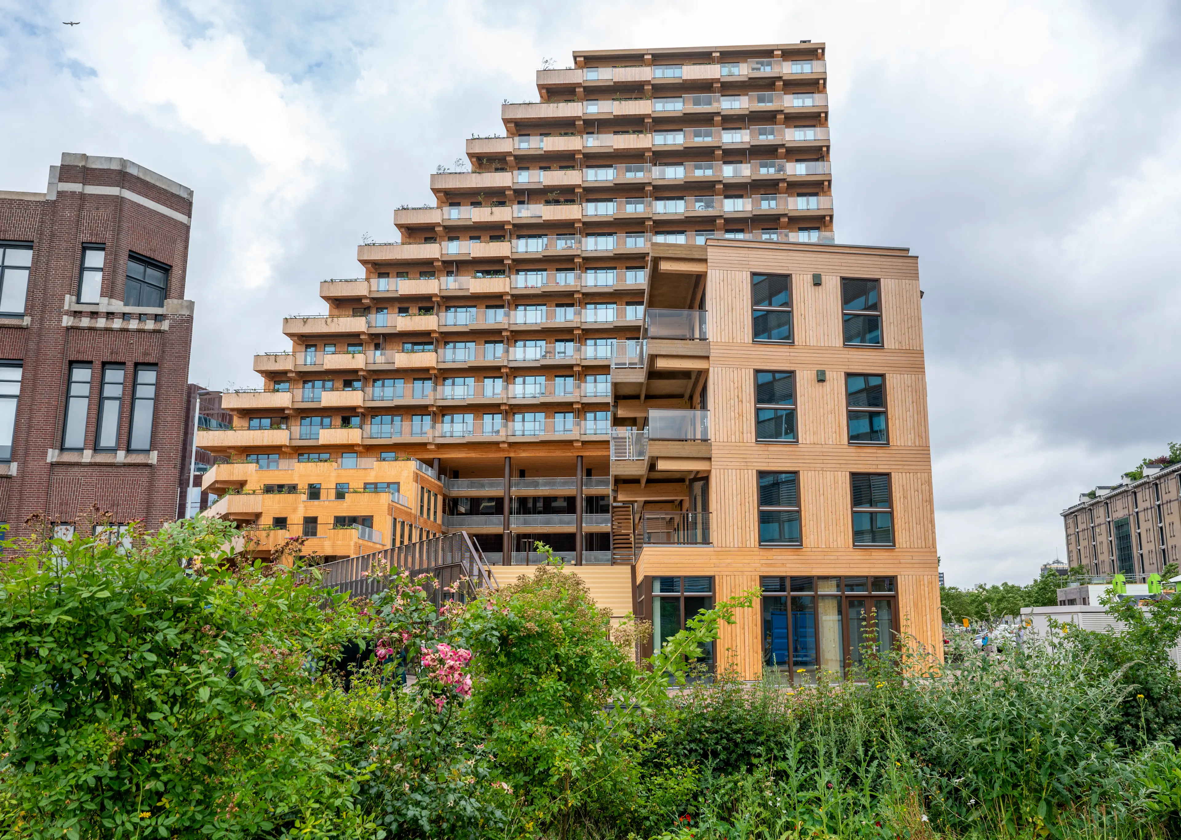 Woongebouw met houten gevel en balkons