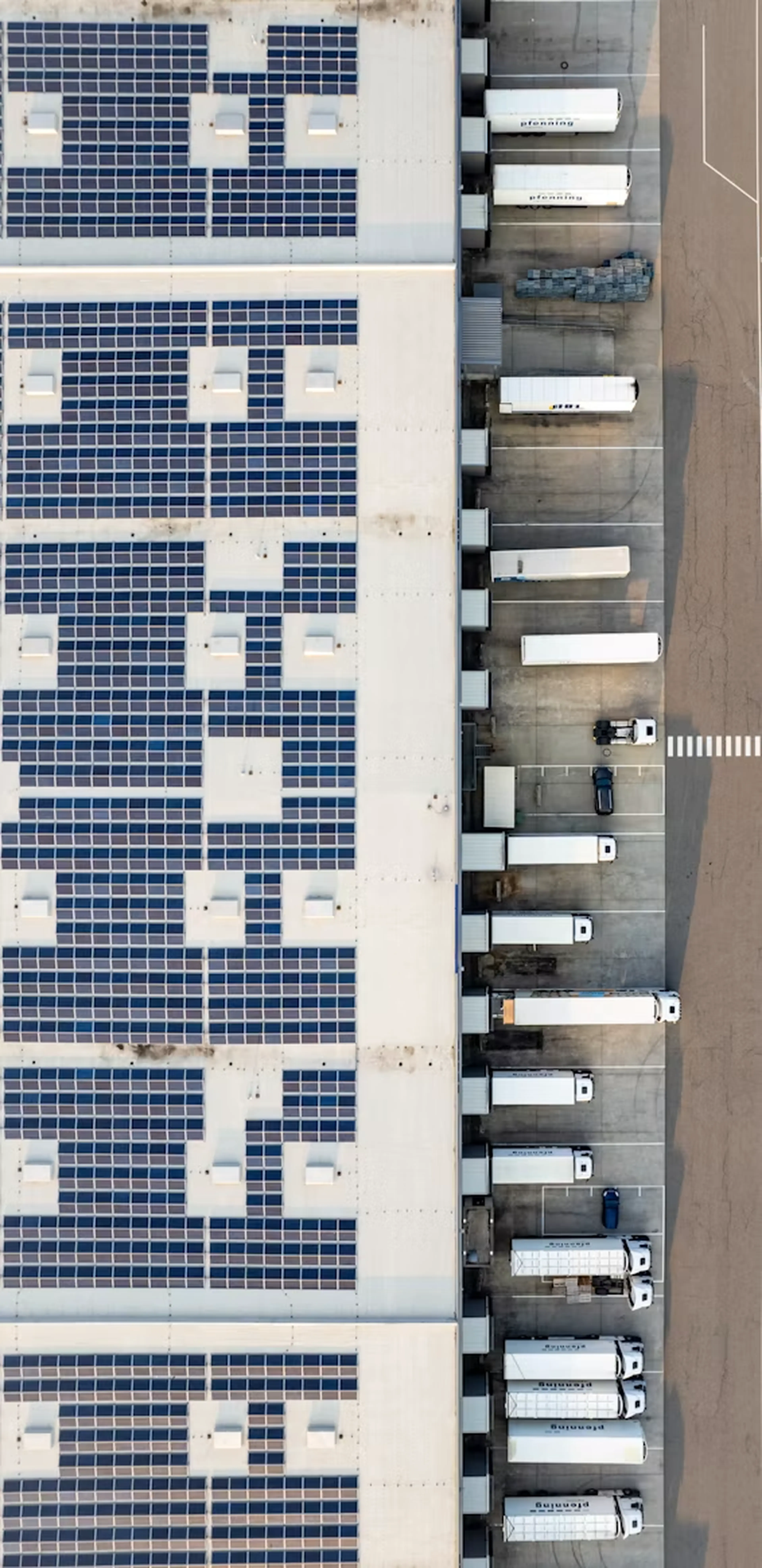 Luchtfoto van een bedrijventerrein met distributiehallen