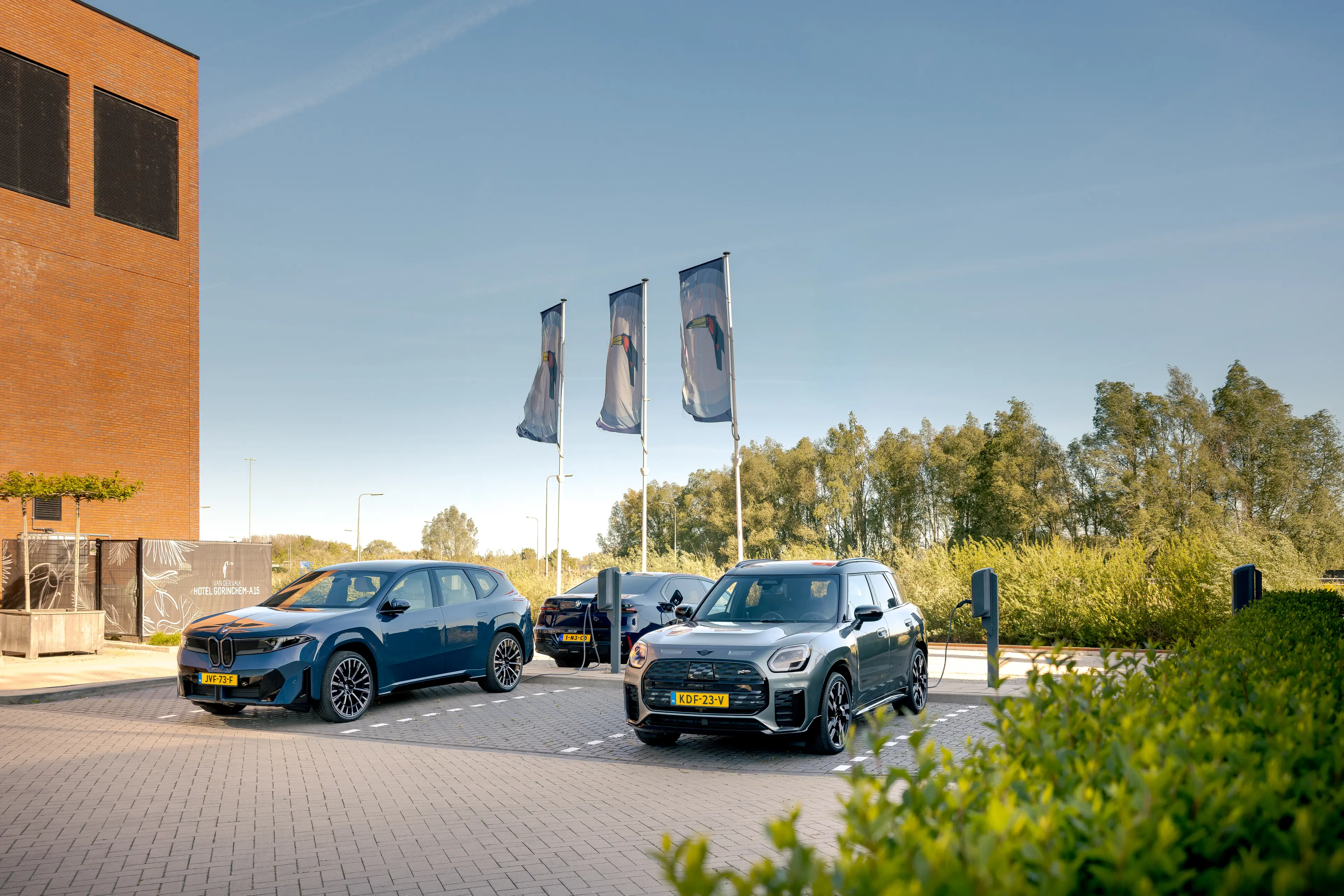 Elektrische auto's op een parkeerterrein bij een bedrijfspand