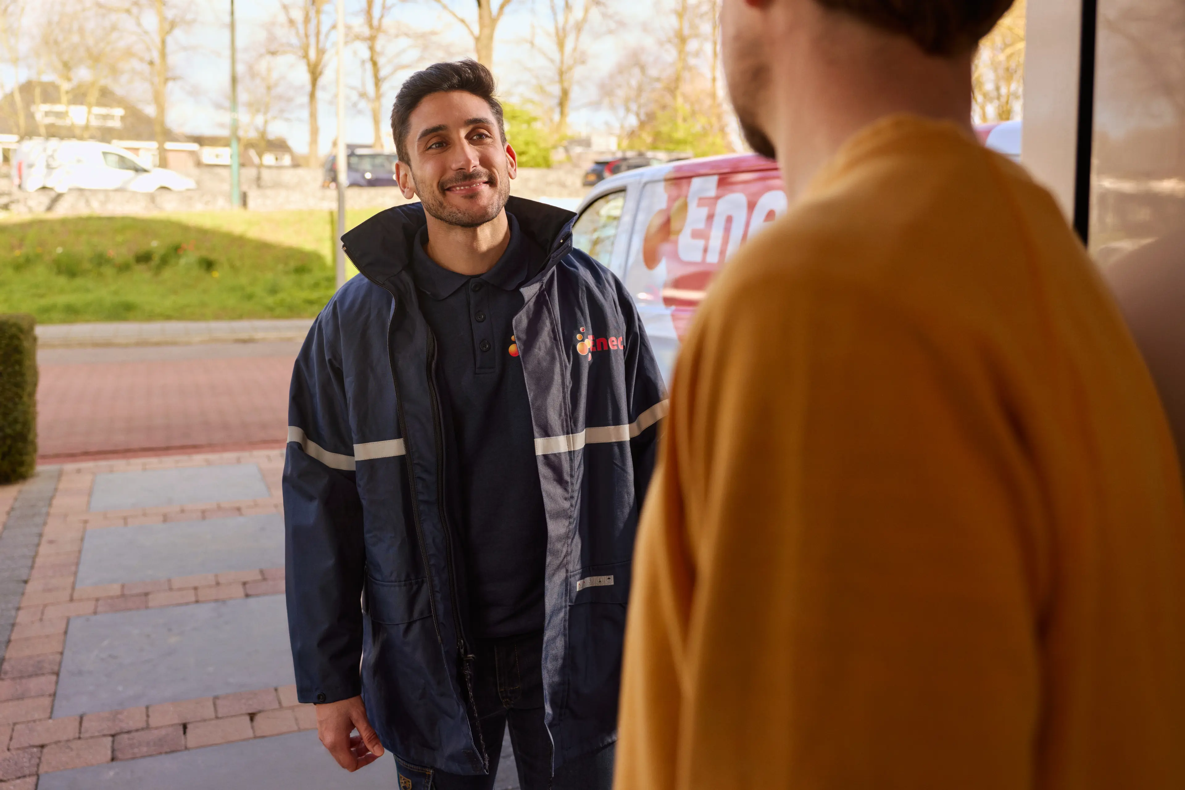 Monteur in gesprek met een klant bij de deur