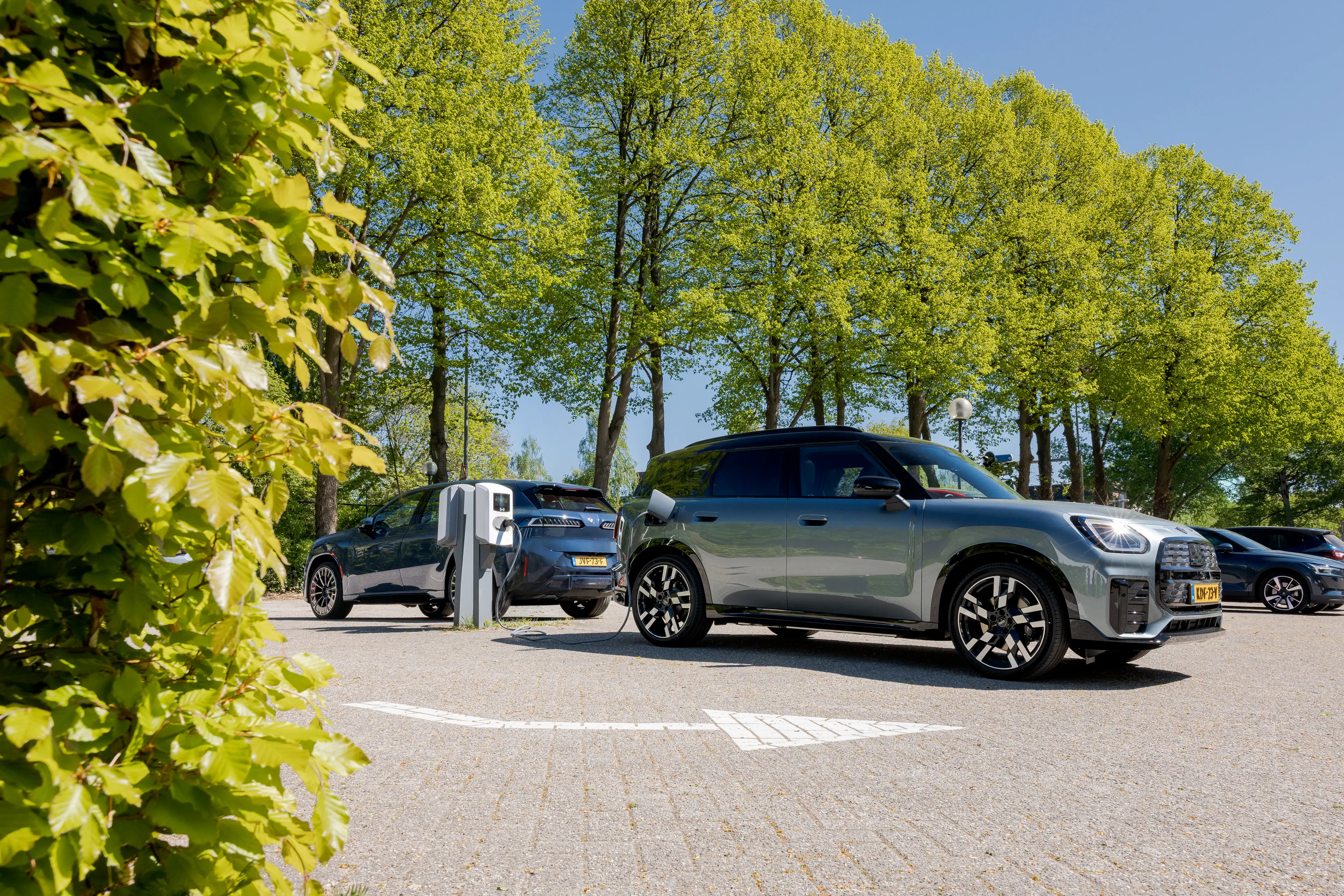 Laadpunten op een parkeerplaats langs een bomenrij