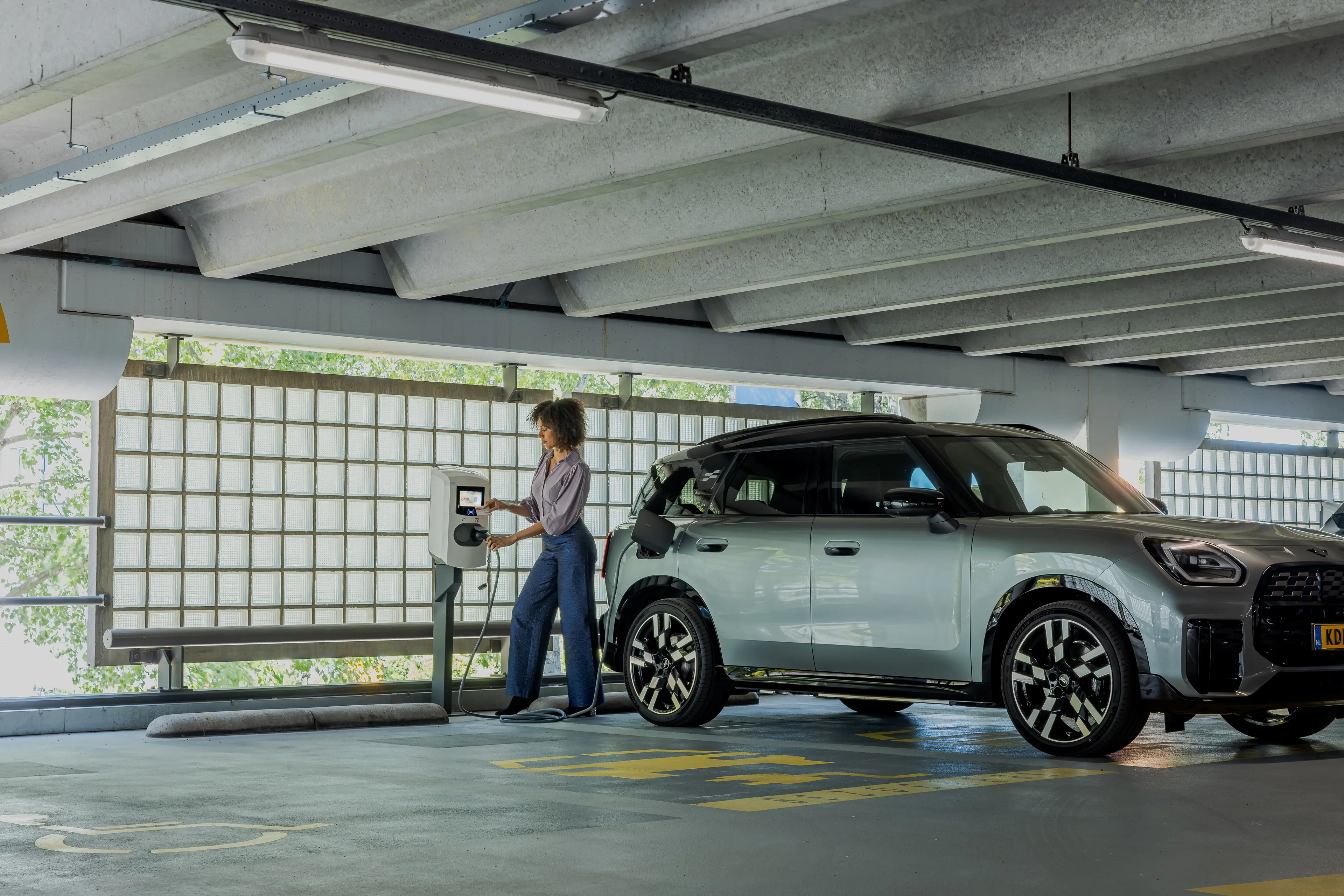 Iemand laadt een auto in een parkeergarage
