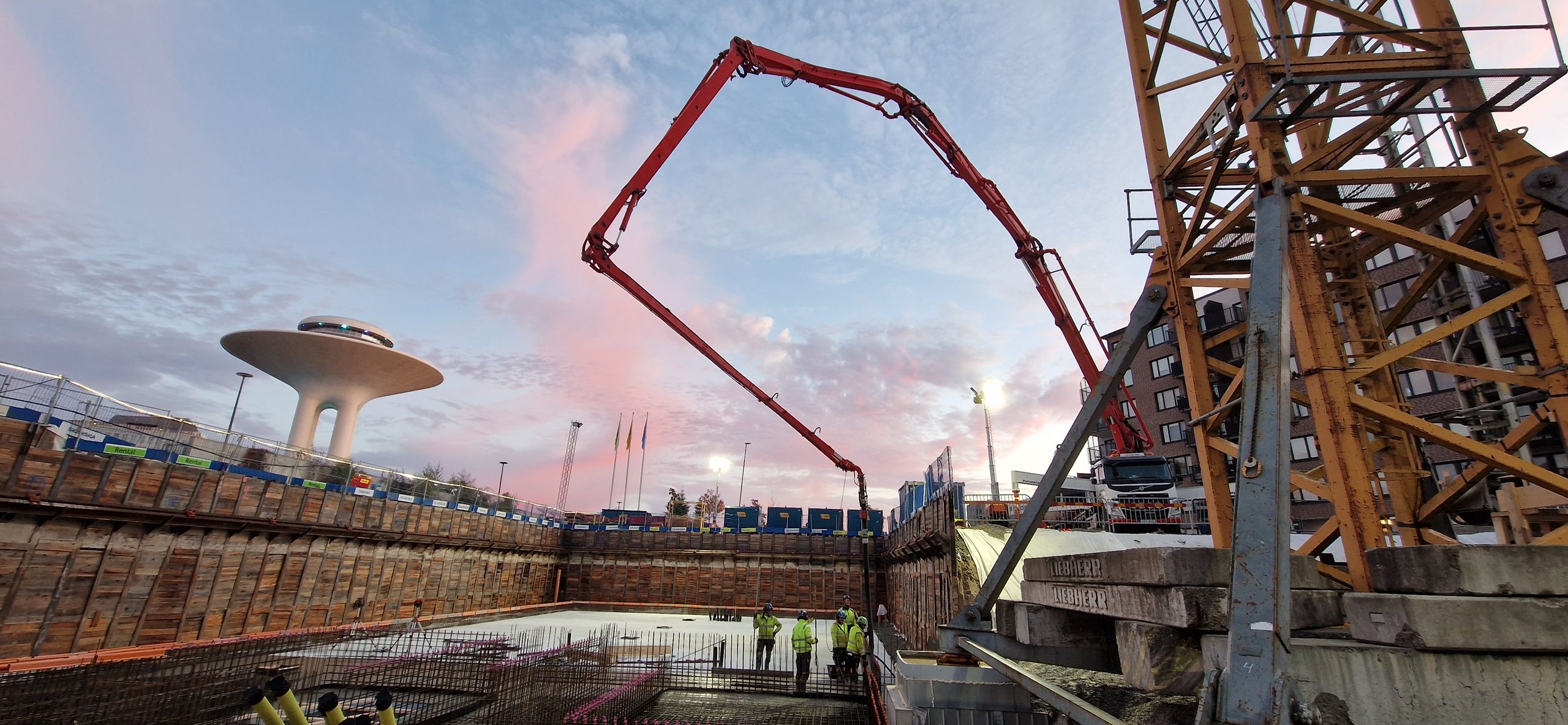 Byggarbetsplats med ställningar och en kran