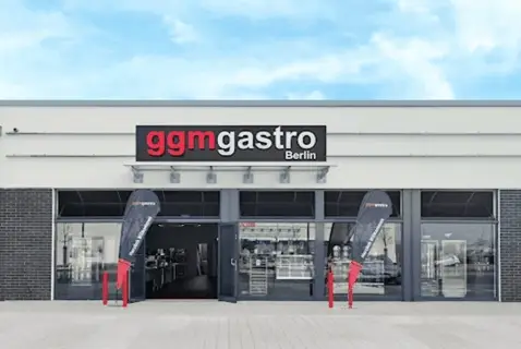 Außenansicht des GGM Gastro Showrooms in Berlin-Falkensee mit Eingangsbereich und GGM Gastro Logo.