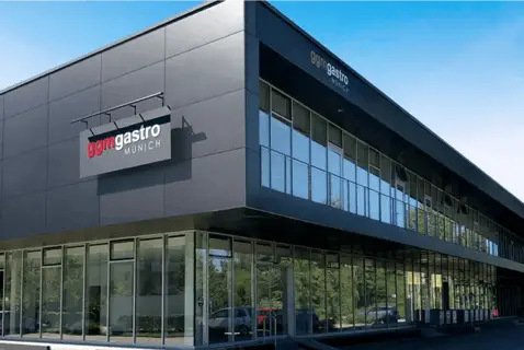Außenansicht des GGM Gastro Showrooms in München mit Eingangsbereich und GGM Gastro Logo.