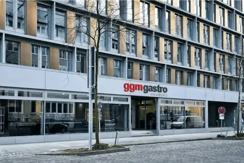 Außenansicht des GGM Gastro Showrooms in Hamburg mit Eingangsbereich und GGM Gastro Logo.